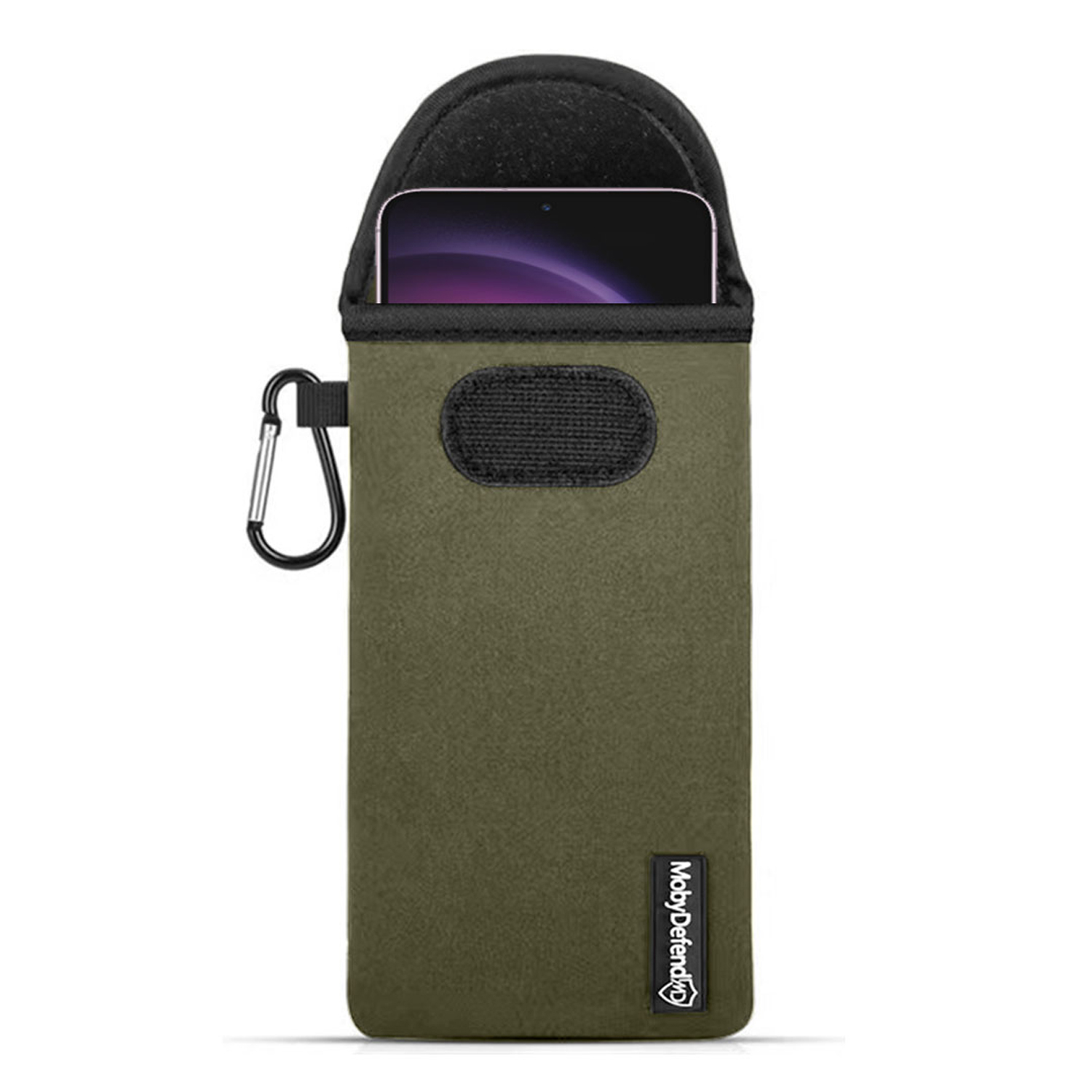 Olijfgroene telefoontas met een zilveren karabijnhaak. De telefoon zit in de tas.