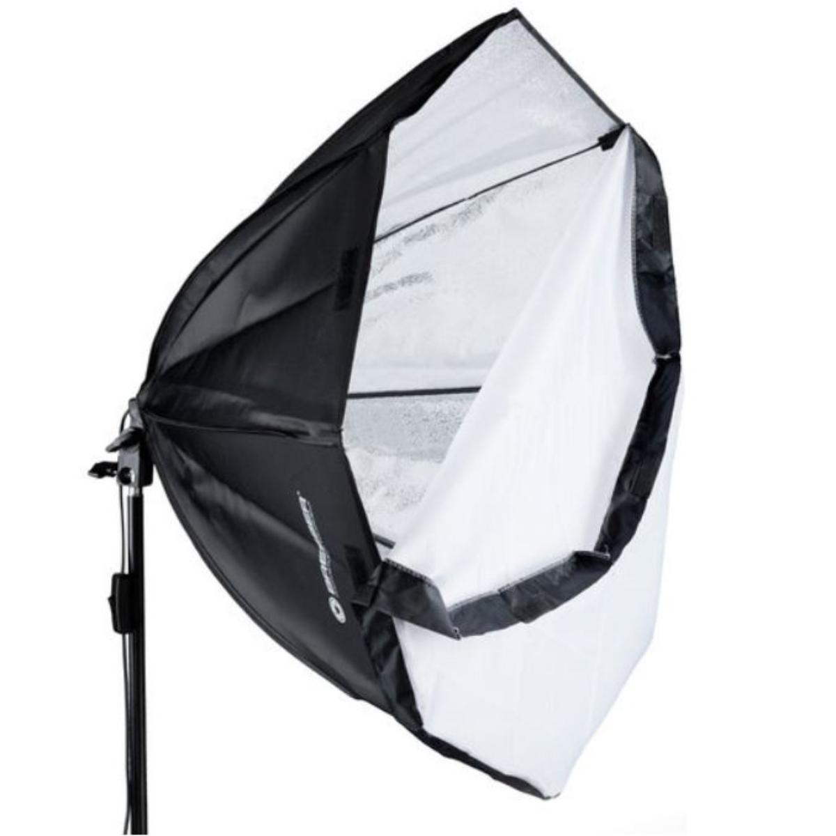Softbox negra y blanca en un soporte, en ángulo, abierta por un lado.