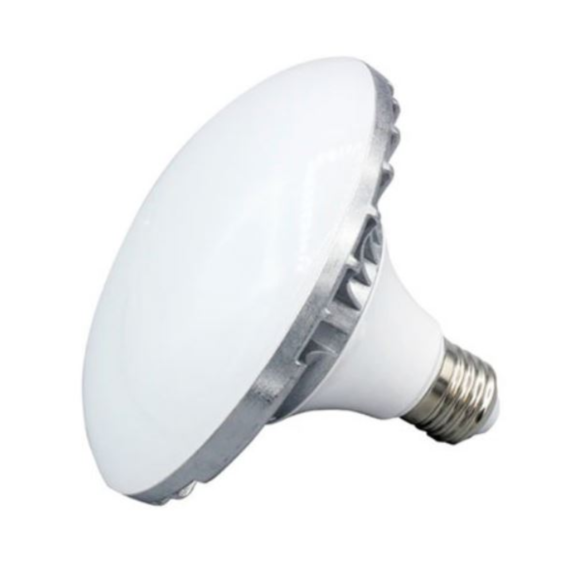 Una bombilla LED blanca con base plateada metálica, sobre un fondo blanco.