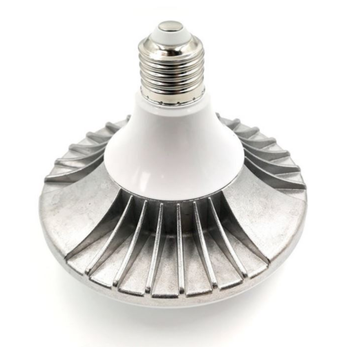 Una bombilla LED plateada y blanca, con diseño de aletas de refrigeración acanaladas, sobre fondo blanco.