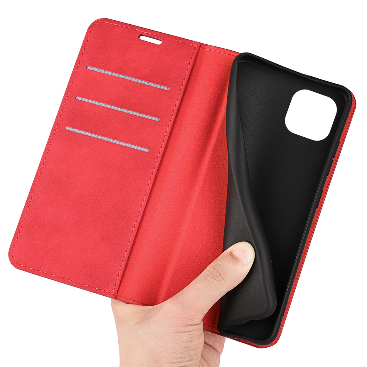 Hand houdt een open telefoonhoes vast. Binnenkant rood met kaartsleuven. Zwarte telefoon.