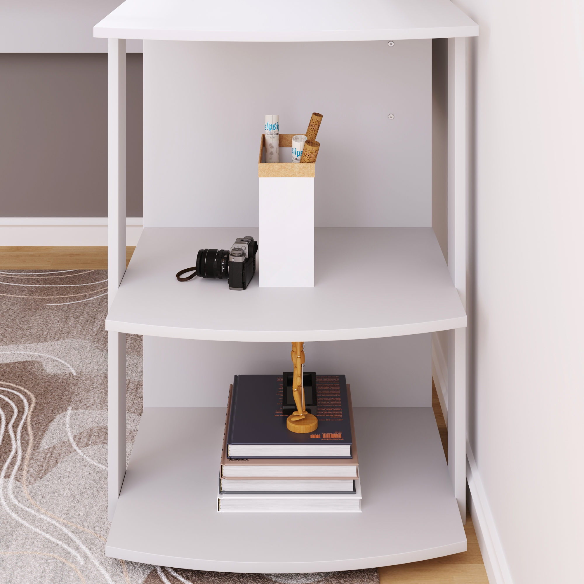 Weißes Regal mit Büchern, einer Kamera und dekorativen Gegenständen.