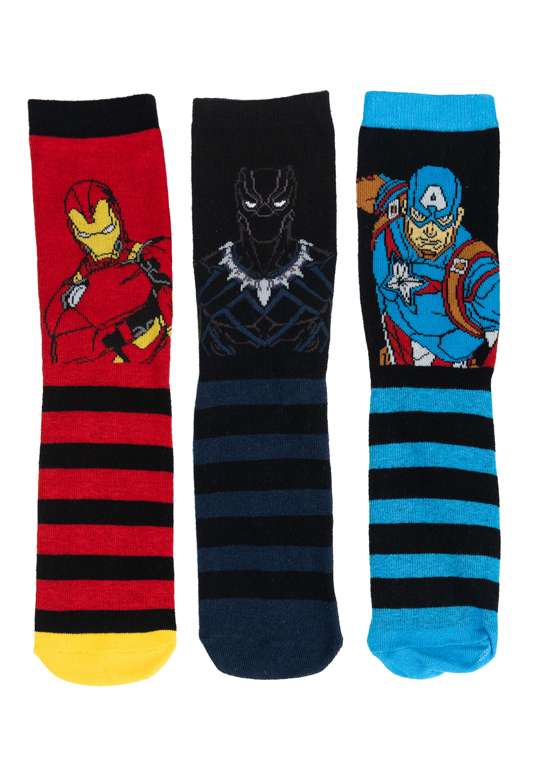 Drei Socken mit Superhelden-Motiven: Iron Man, Black Panther und Captain America. Rote, schwarze und blaue Streifen.