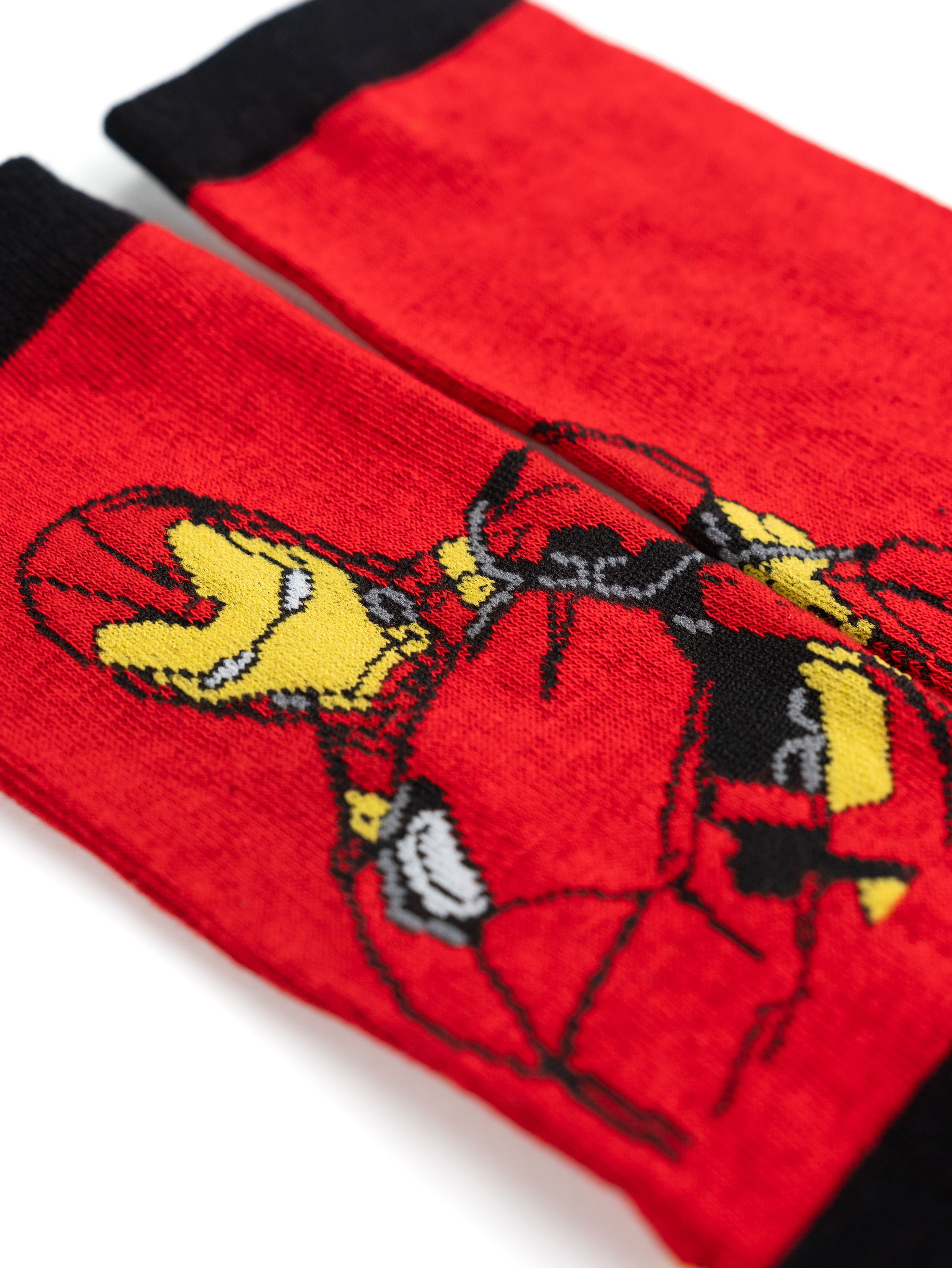 Rote Socken mit Iron Man-Grafik. Die Socken haben einen schwarzen Bund und eine Ferse.
