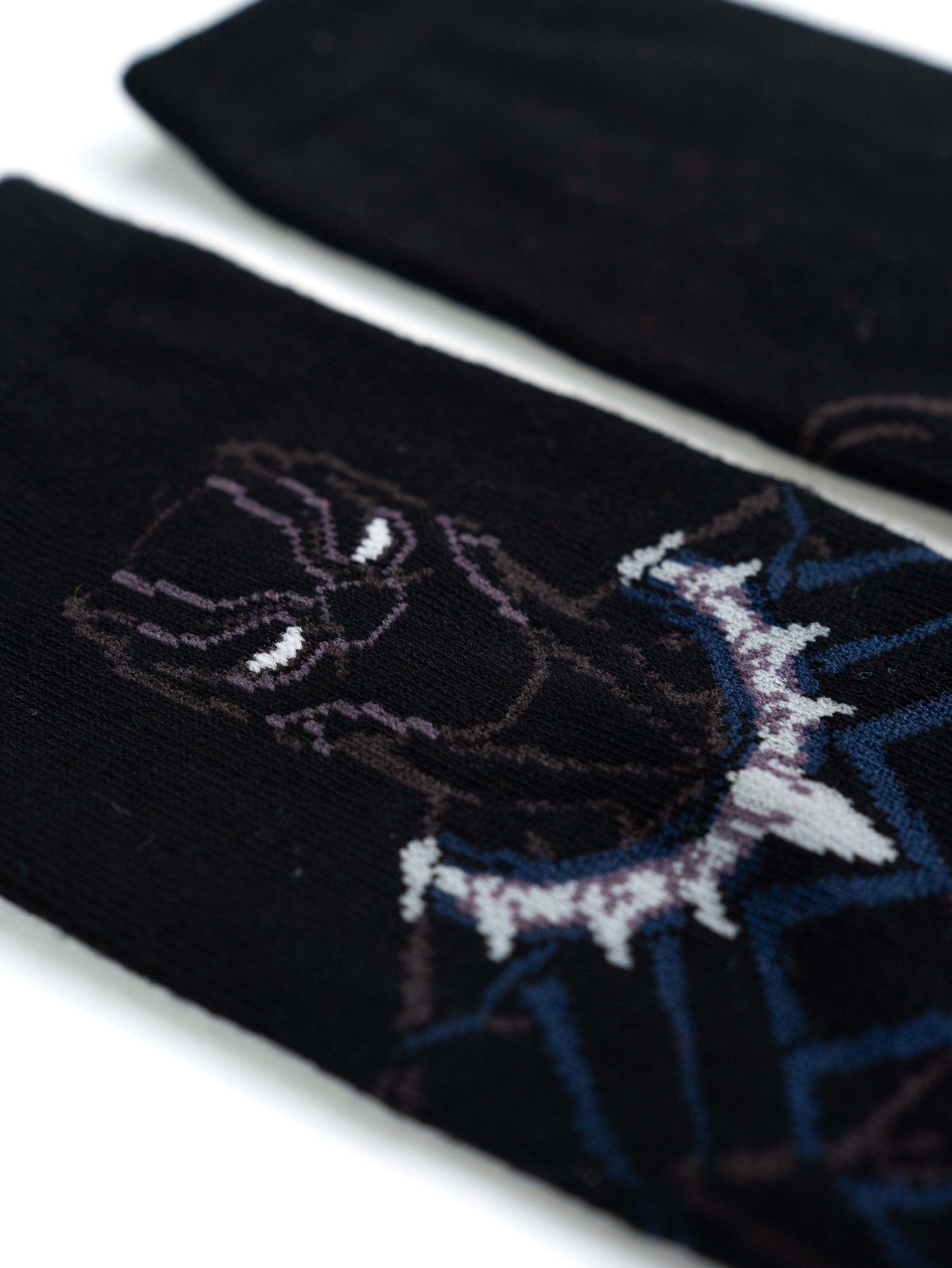Schwarze Socken mit detailliertem Black Panther Design.
