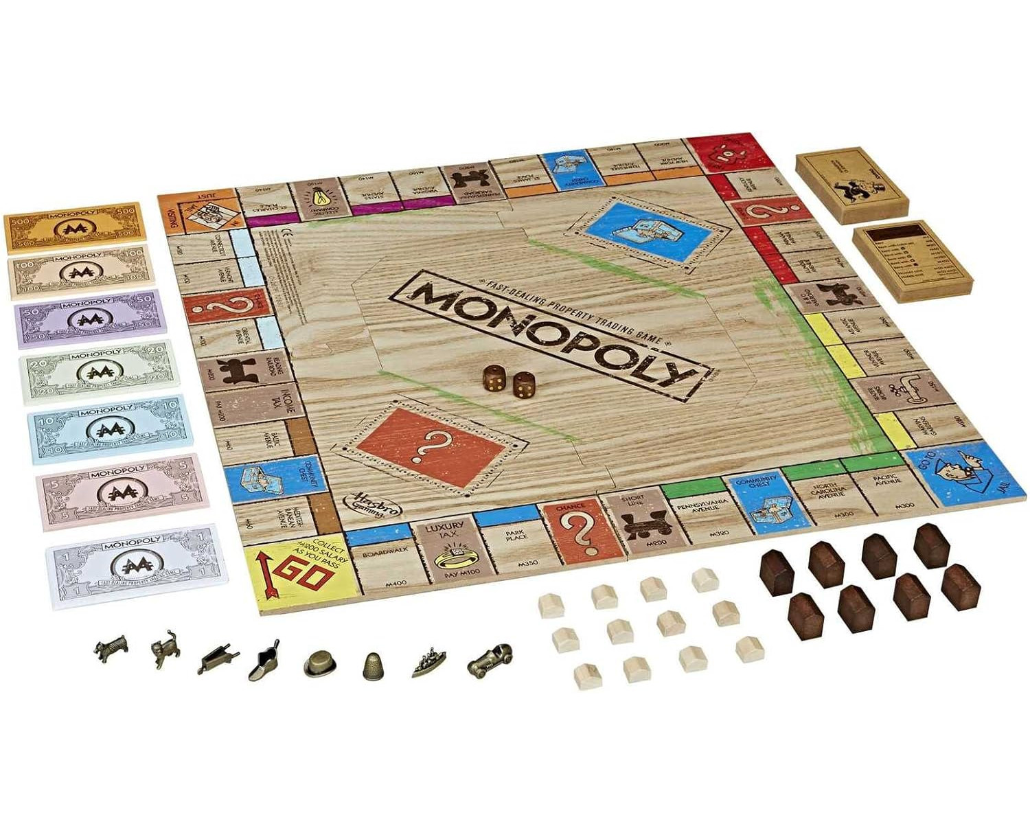 Monopoly-Spielbrett mit Geld, Würfeln, Häusern, Hotels und Spielsteinen.