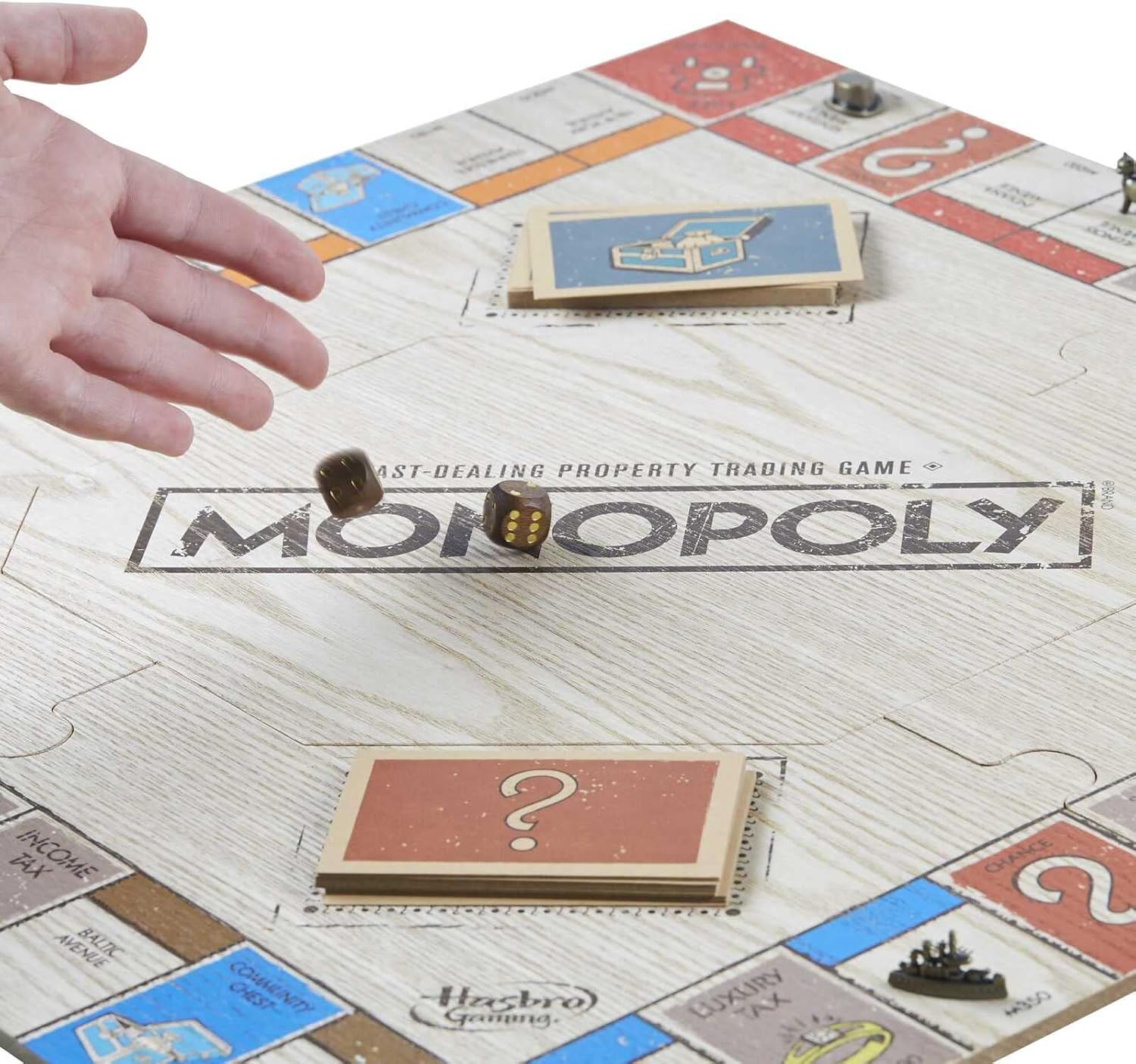 Monopoly-Brettspiel mit gewürfelten Würfeln, sichtbaren Karten und Spielsteinen im Spiel.