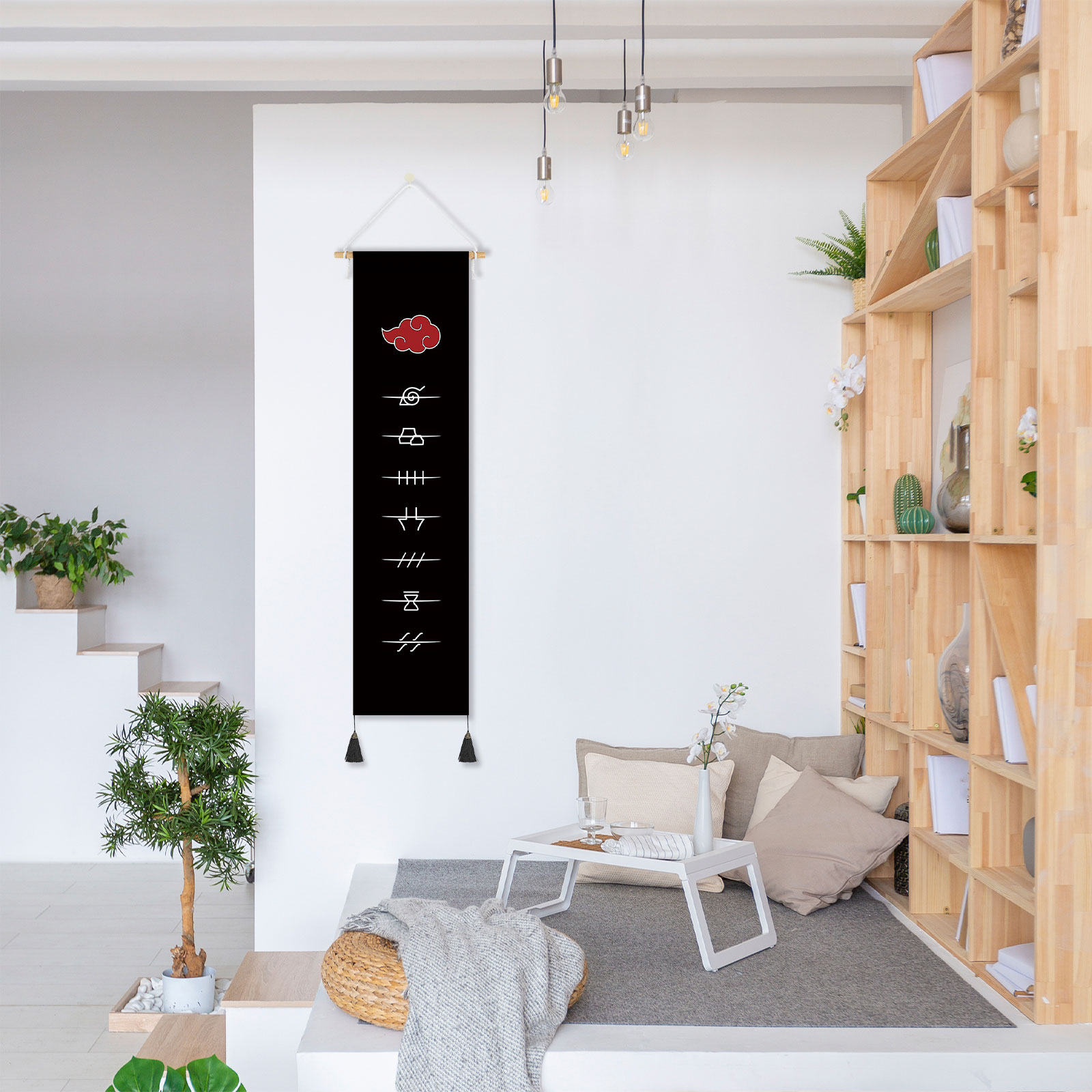 Ein schwarzer Wandbehang mit Naruto-Symbolen. Die Wand ist weiß mit einem Holzregal und einer Pflanze.
