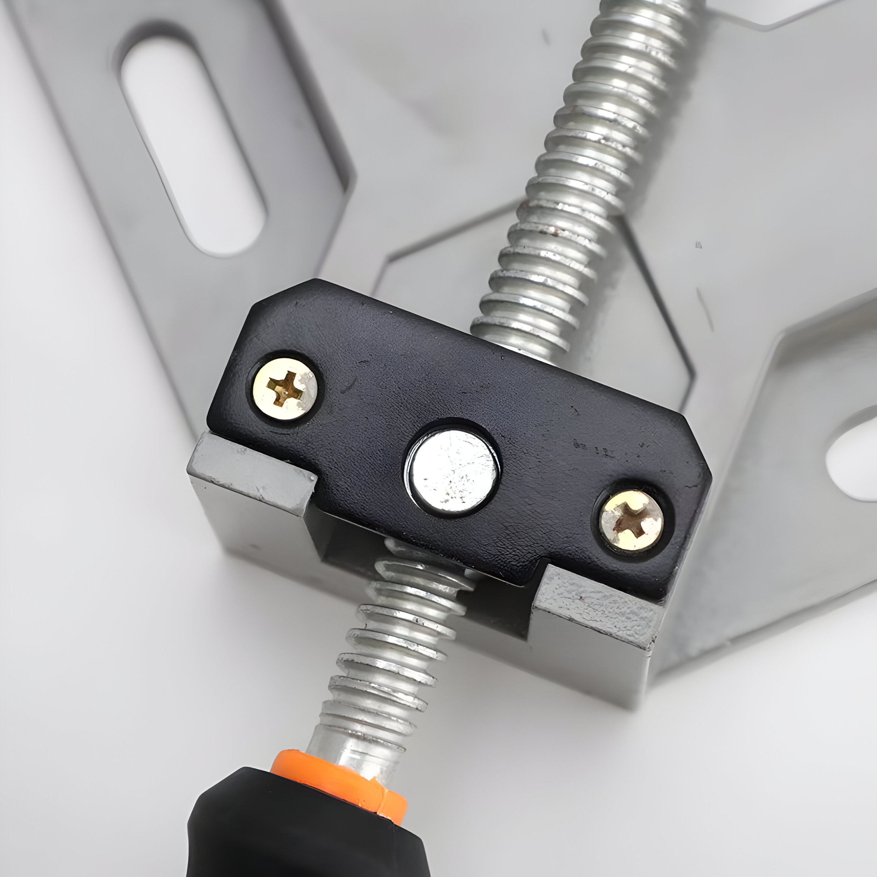 Nahaufnahme einer Metalleckklemme. Sie hat einen schwarzen Griff und silberne Schrauben.