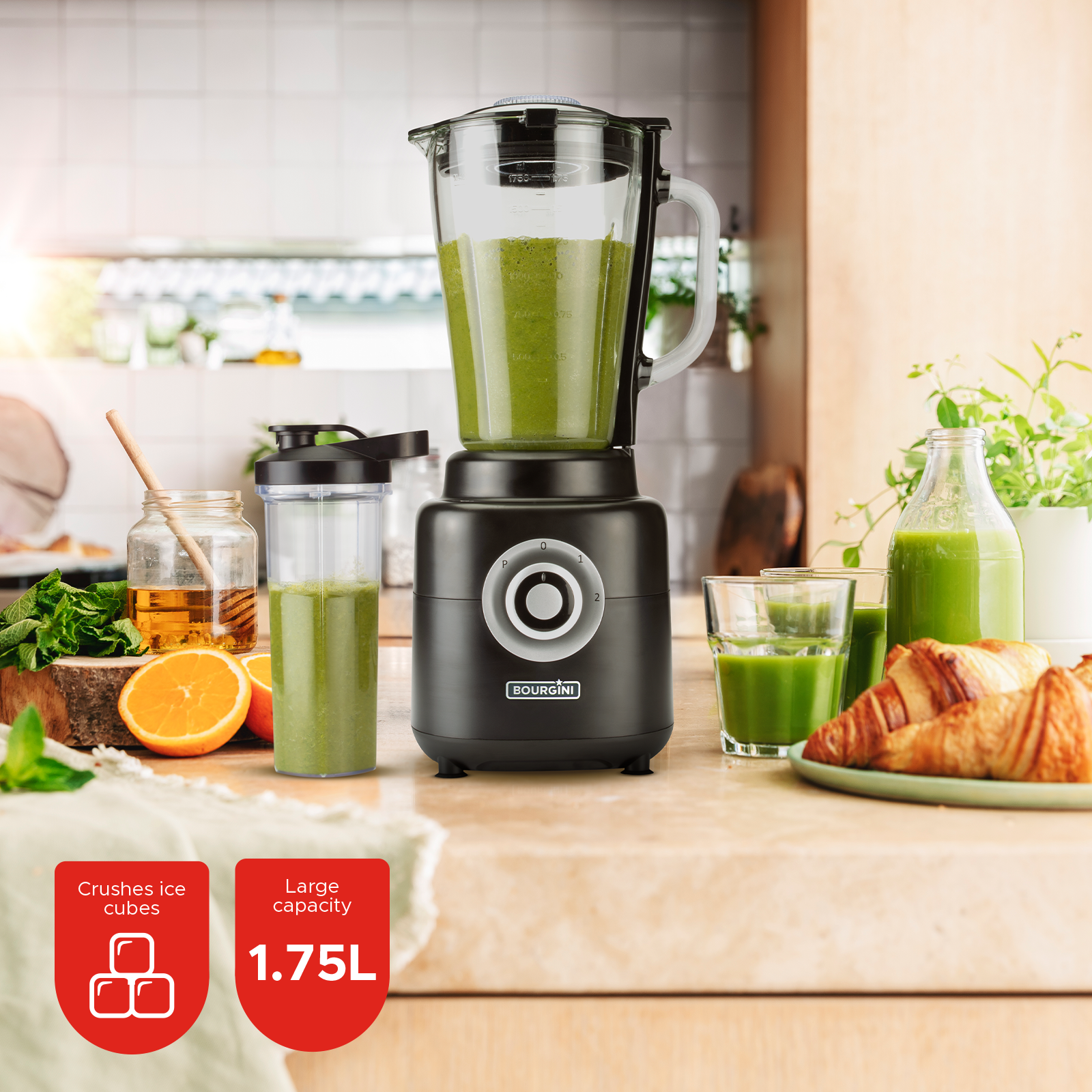 Frullatore nero con frullato verde, bicchiere separato e ingredienti, con etichette di testo.
