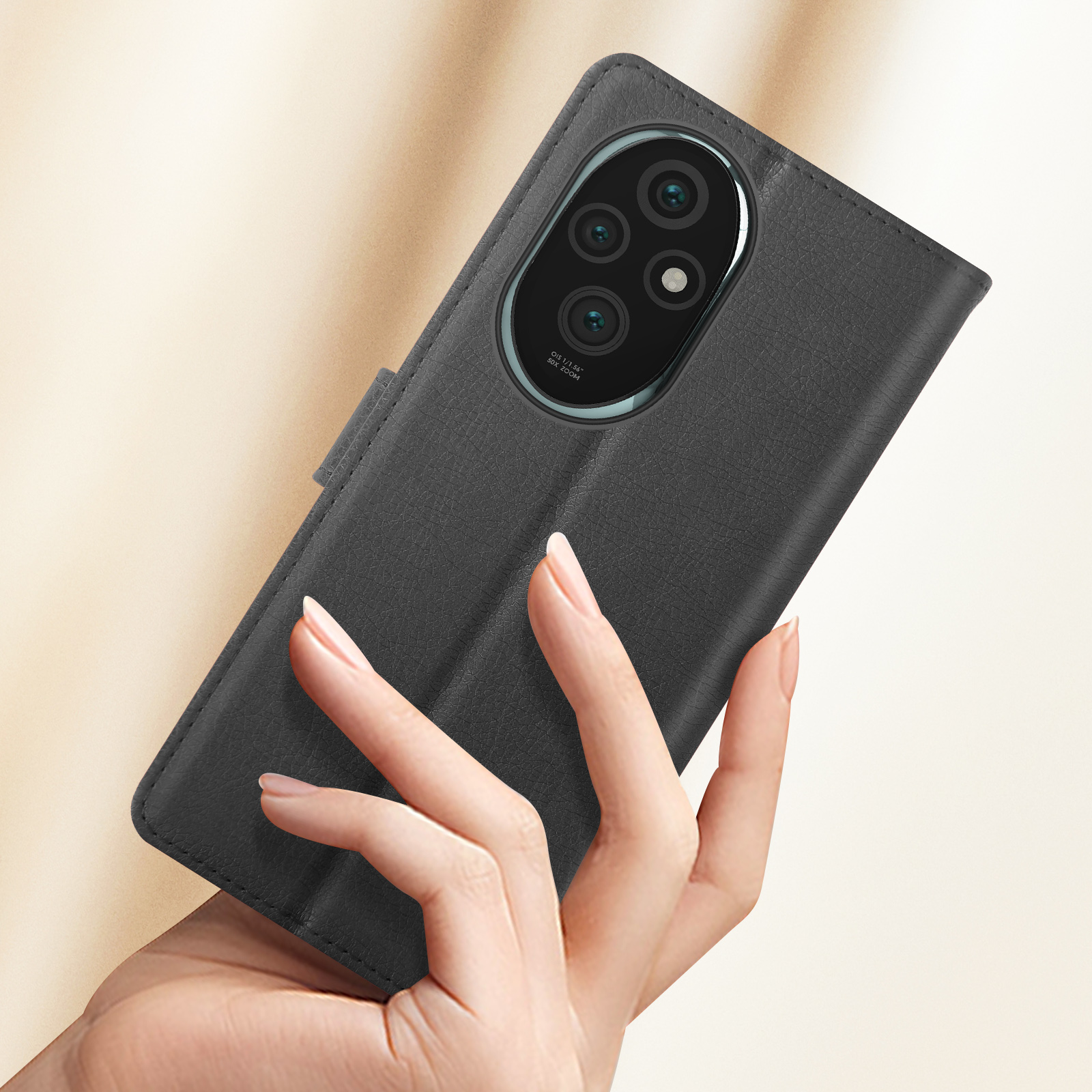 Una mano che tiene una custodia per telefono in pelle nera chiusa con lenti della fotocamera sul retro.