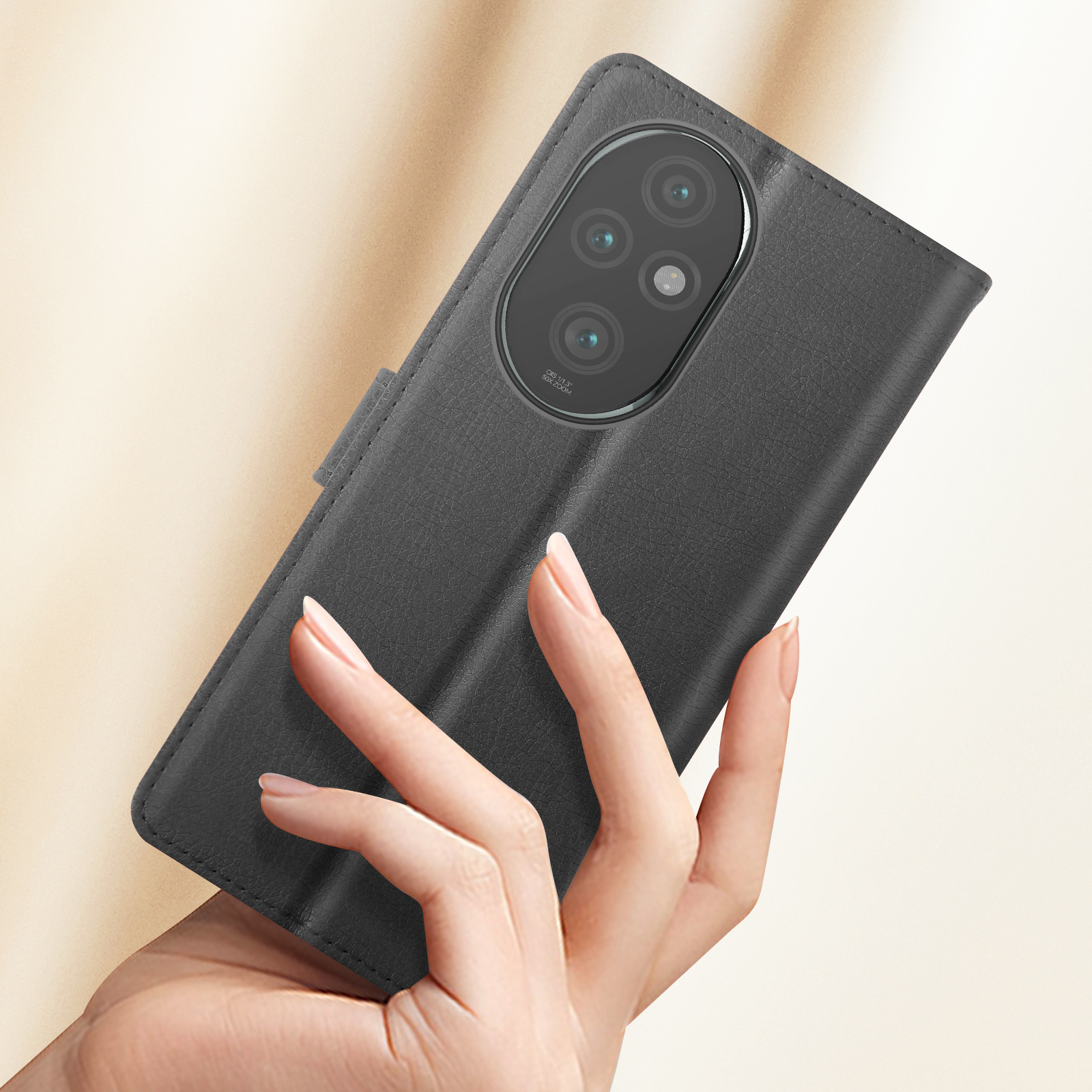 Eine schwarze Handyhülle mit Handy und einer Hand, die sie hält.