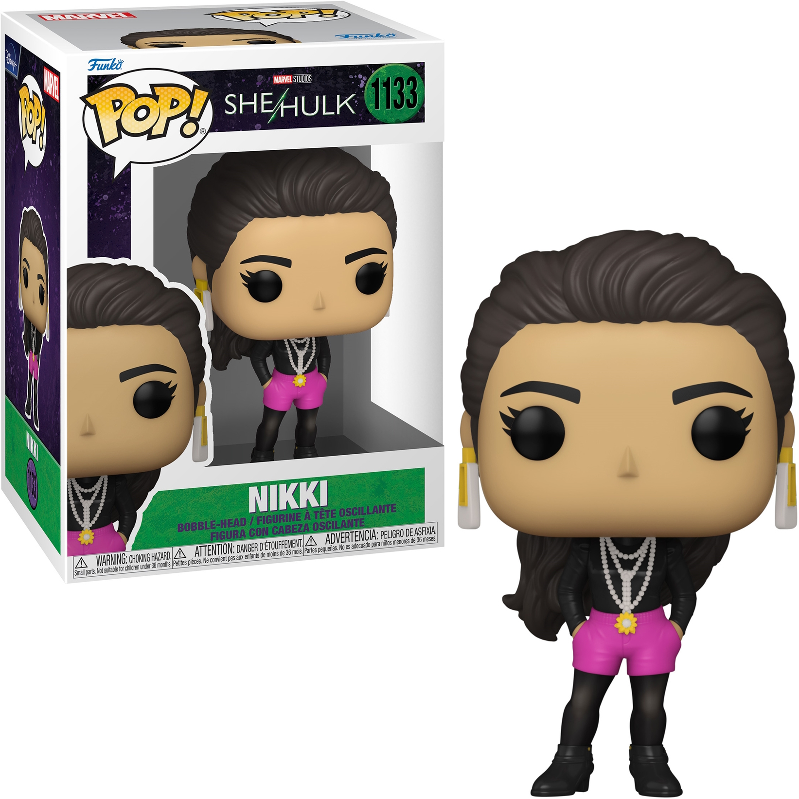 Una figura Funko Pop di She-Hulk e la sua scatola. La figura indossa una collana, pantaloncini rosa e una giacca nera.