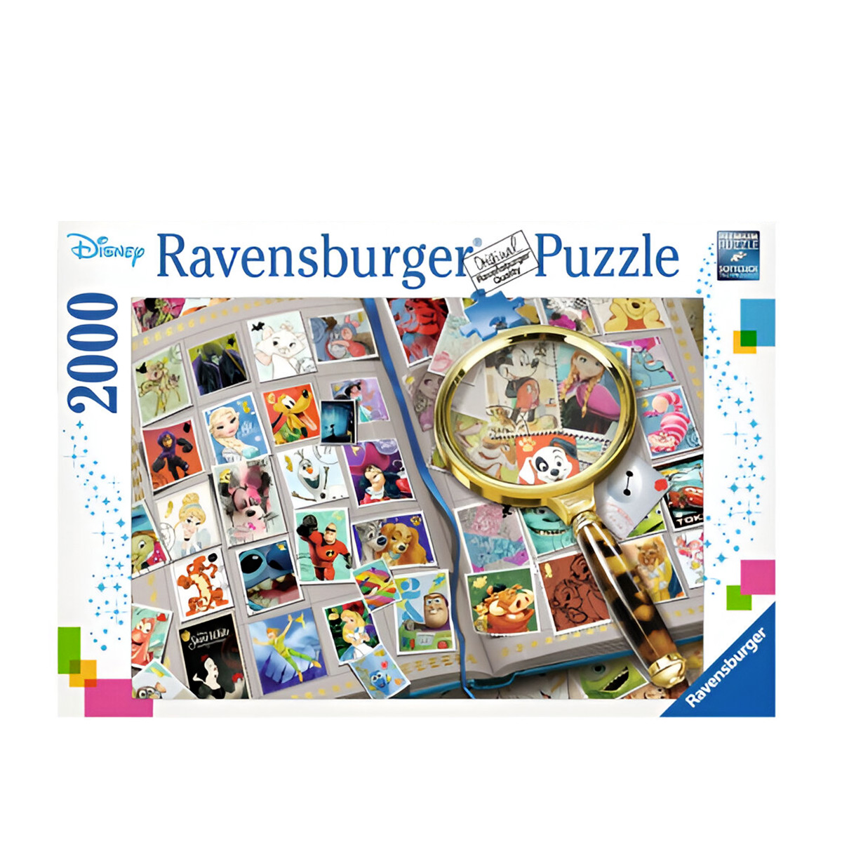 Pudełko z puzzlami Disney Ravensburger z 2000-elementową układanką. Lupa i ołówek znajdują się w układance.