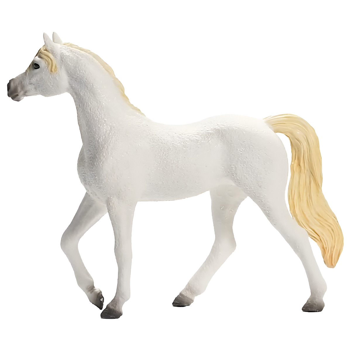 Figurka białego konia stoi na białym tle, idąc z podniesioną głową.