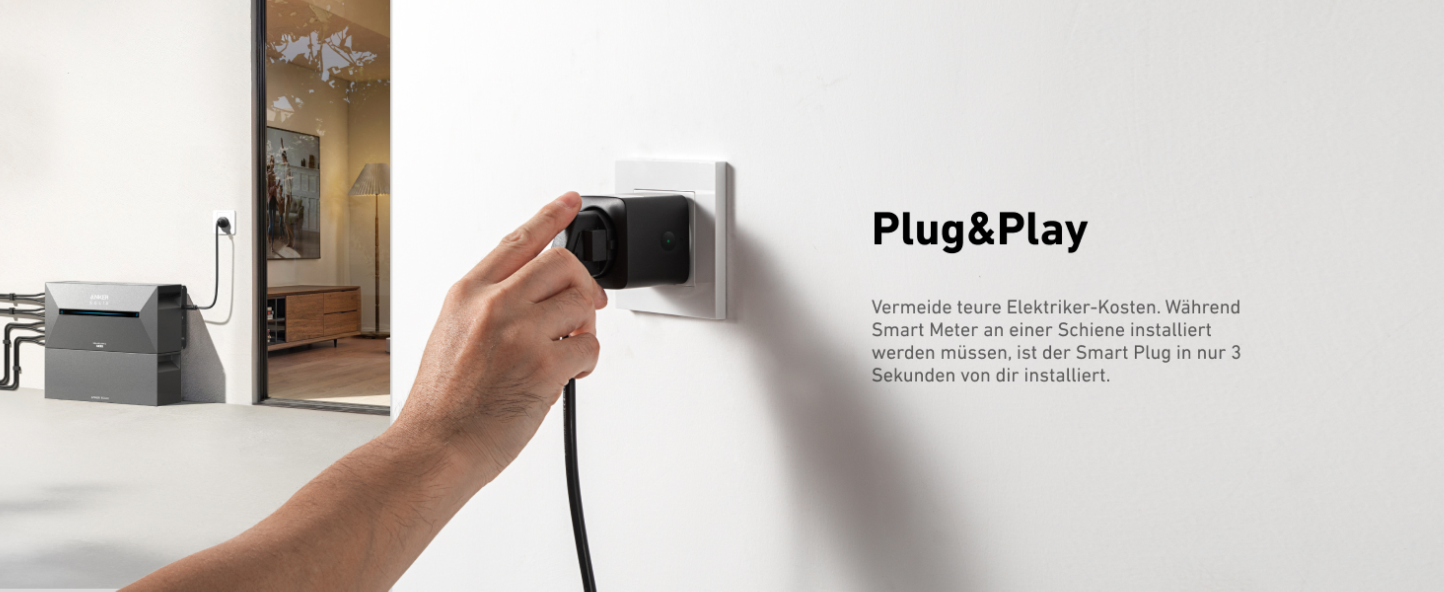 Una mano che inserisce una spina nera in una presa a muro bianca. Testo Plug & Play.