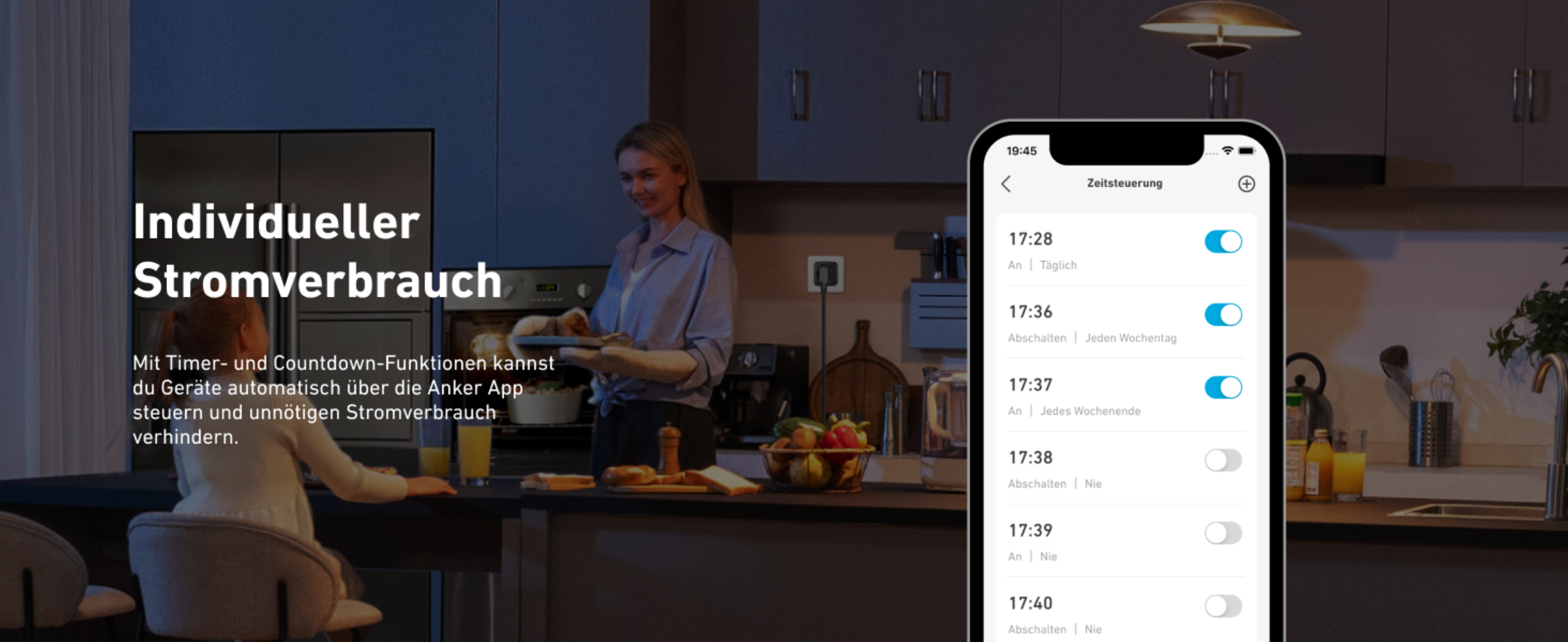 Una donna e un bambino in cucina con un telefono che mostra l'interfaccia dell'app per controllare gli elettrodomestici.