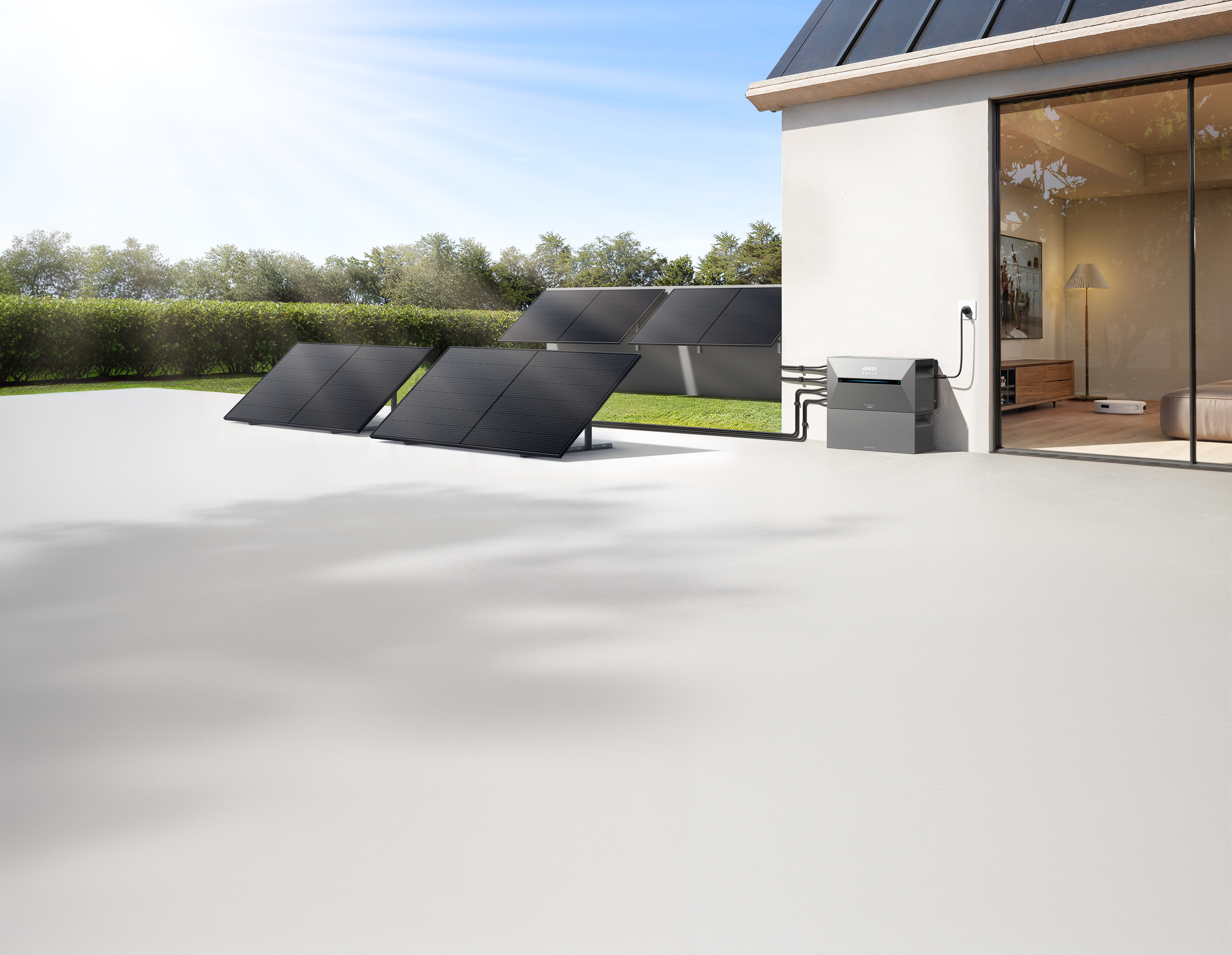 Dom z panelami słonecznymi na dachu i białym patio z elektrownią na tle błękitnego nieba.