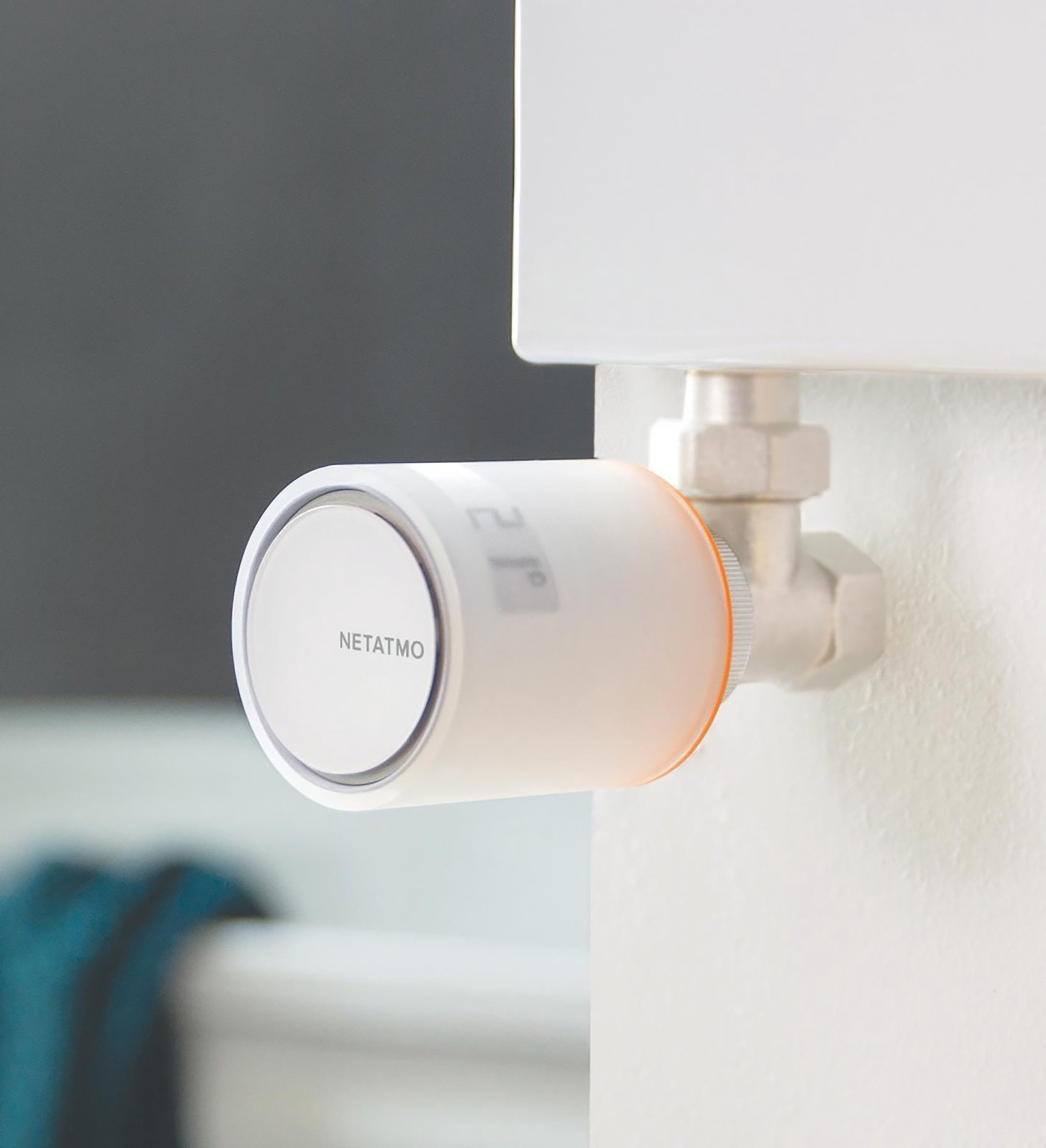 Termostato inteligente conectado a un radiador. El logo de Netatmo es visible.
