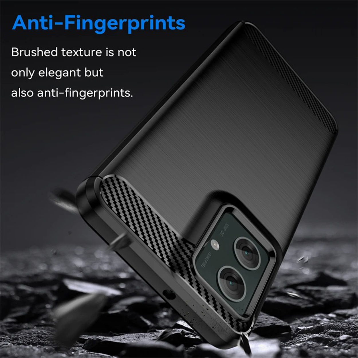 Coque de téléphone noire avec une texture brossée. Elle a des accents en fibre de carbone et des découpes pour l'appareil photo.