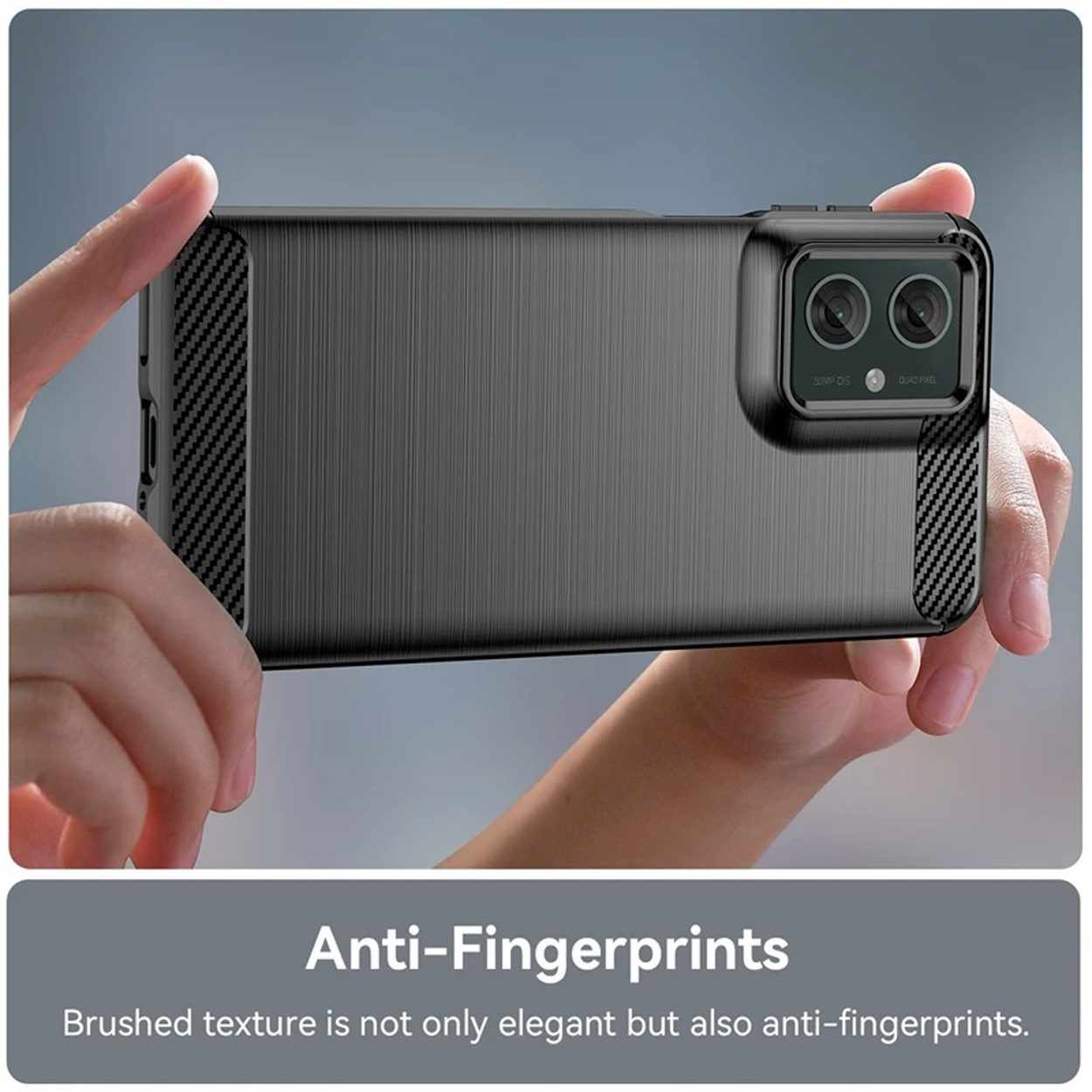 Mains tenant une coque noire montrant une texture brossée, des accents en fibre de carbone et des découpes pour l'appareil photo.