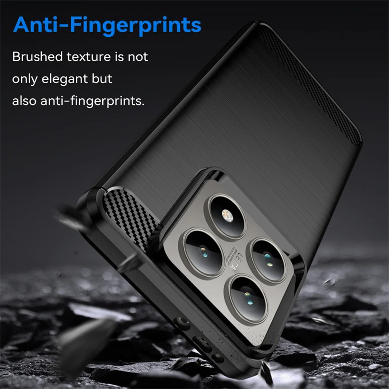 Un étui de téléphone noir avec une texture en fibre de carbone et plusieurs lentilles de caméra.