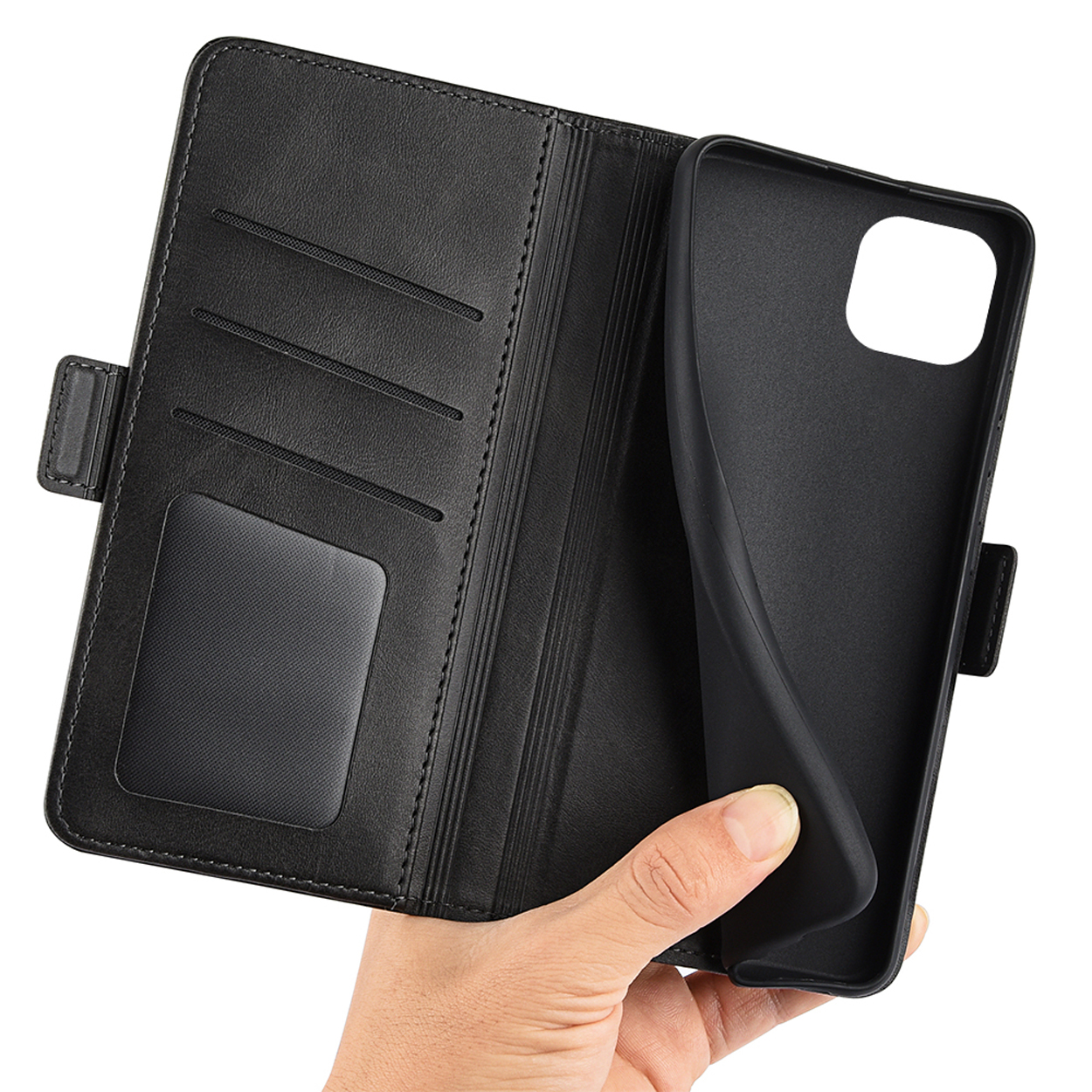 Hand die een zwarte leren telefoonhoes vasthoudt met kaartsleuven en een magnetische sluiting.