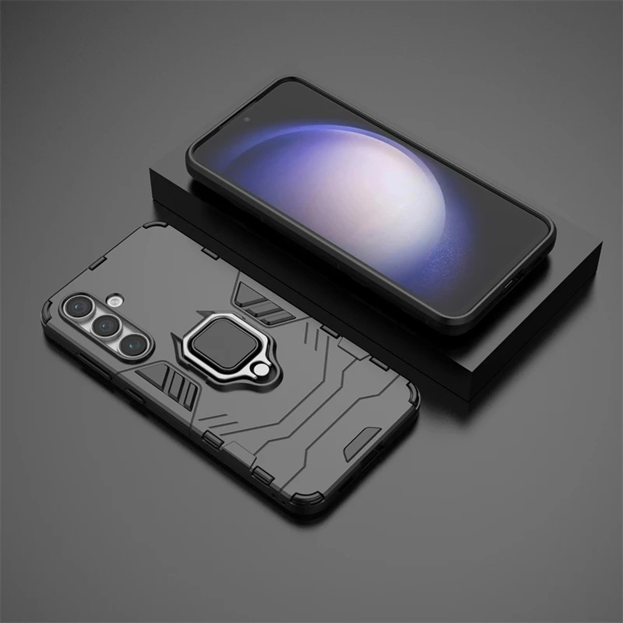 Telefoon en hoesje op zwart oppervlak. De hoes is zwart en heeft een ring op de achterkant.