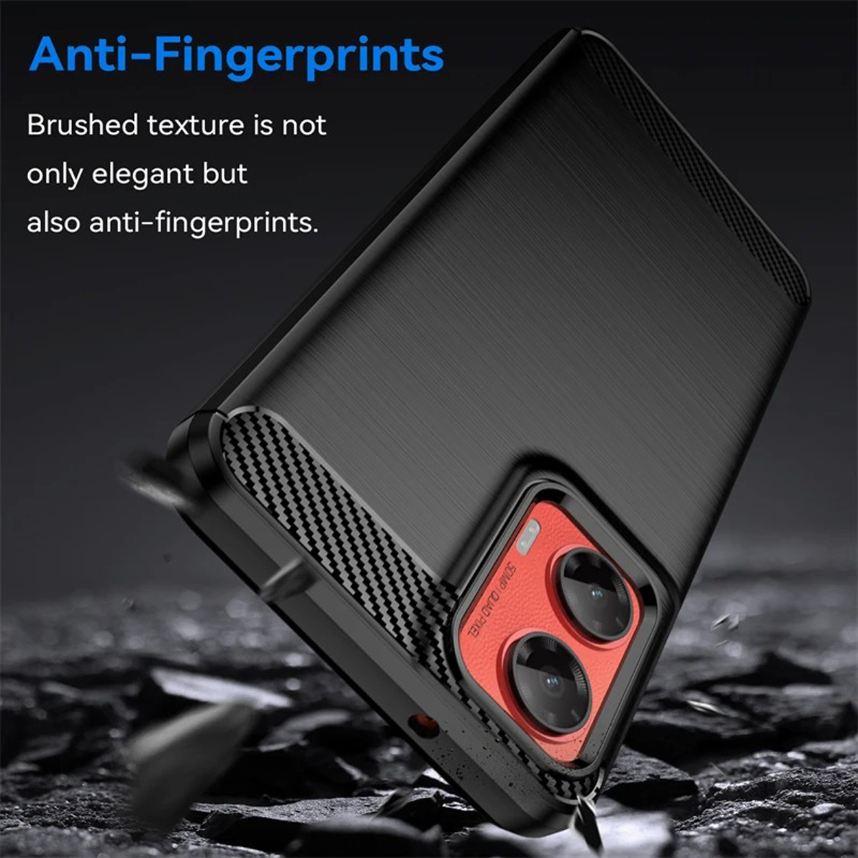 Zwarte telefoonhoes met rode cameradetails, geborstelde textuur. Tekst: 'Anti-Fingerprints'.