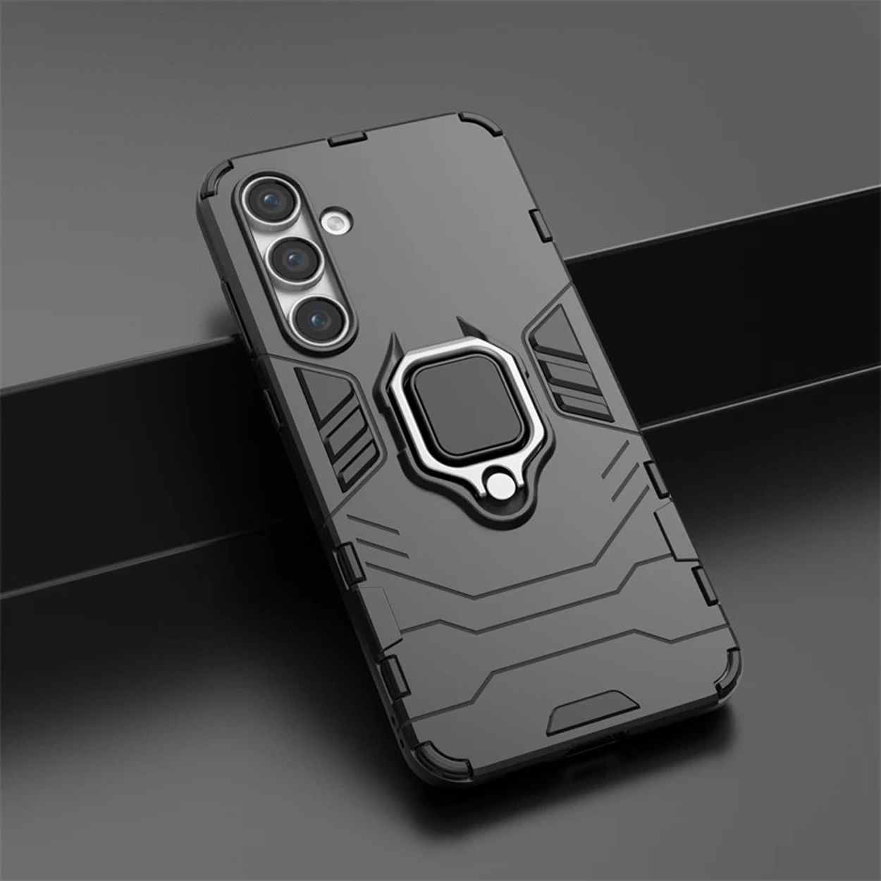 Een donkergrijze telefoonhoes met een ringstandaard, die een telefoon op een donker oppervlak laat zien.