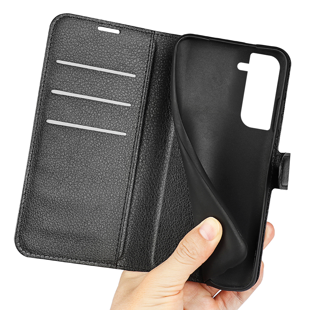 Une main tenant une coque de téléphone noire avec un design portefeuille. L'intérieur de la coque et le téléphone sont visibles.