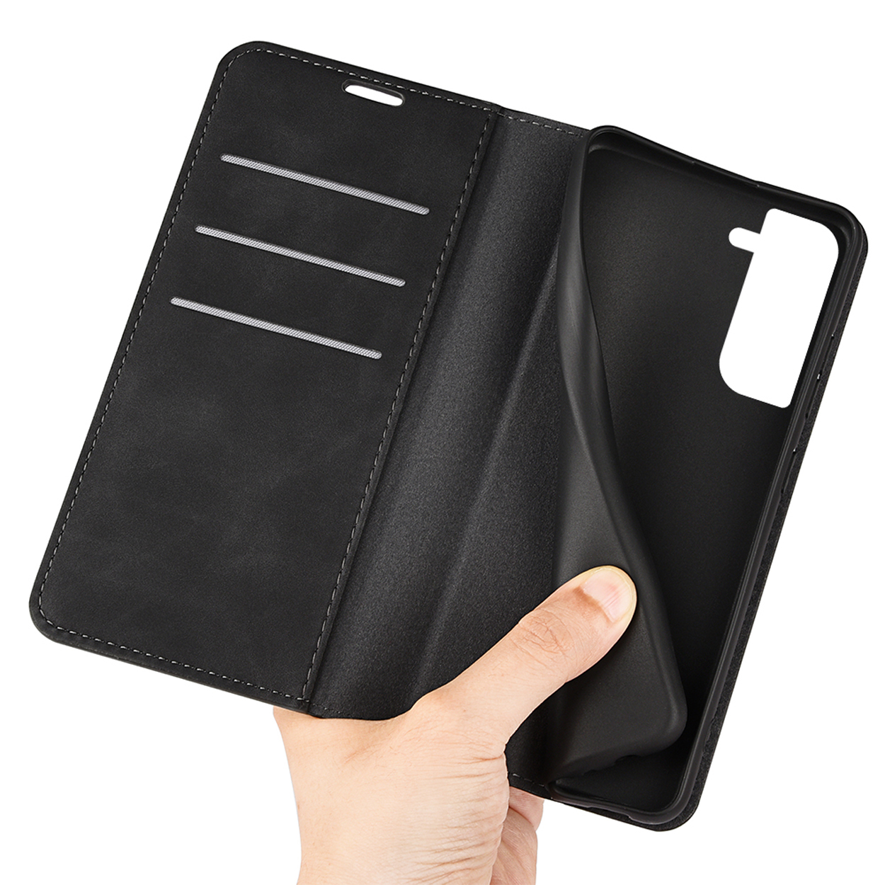 Étui de téléphone noir ouvert, montrant l'intérieur, et une main tenant le téléphone.