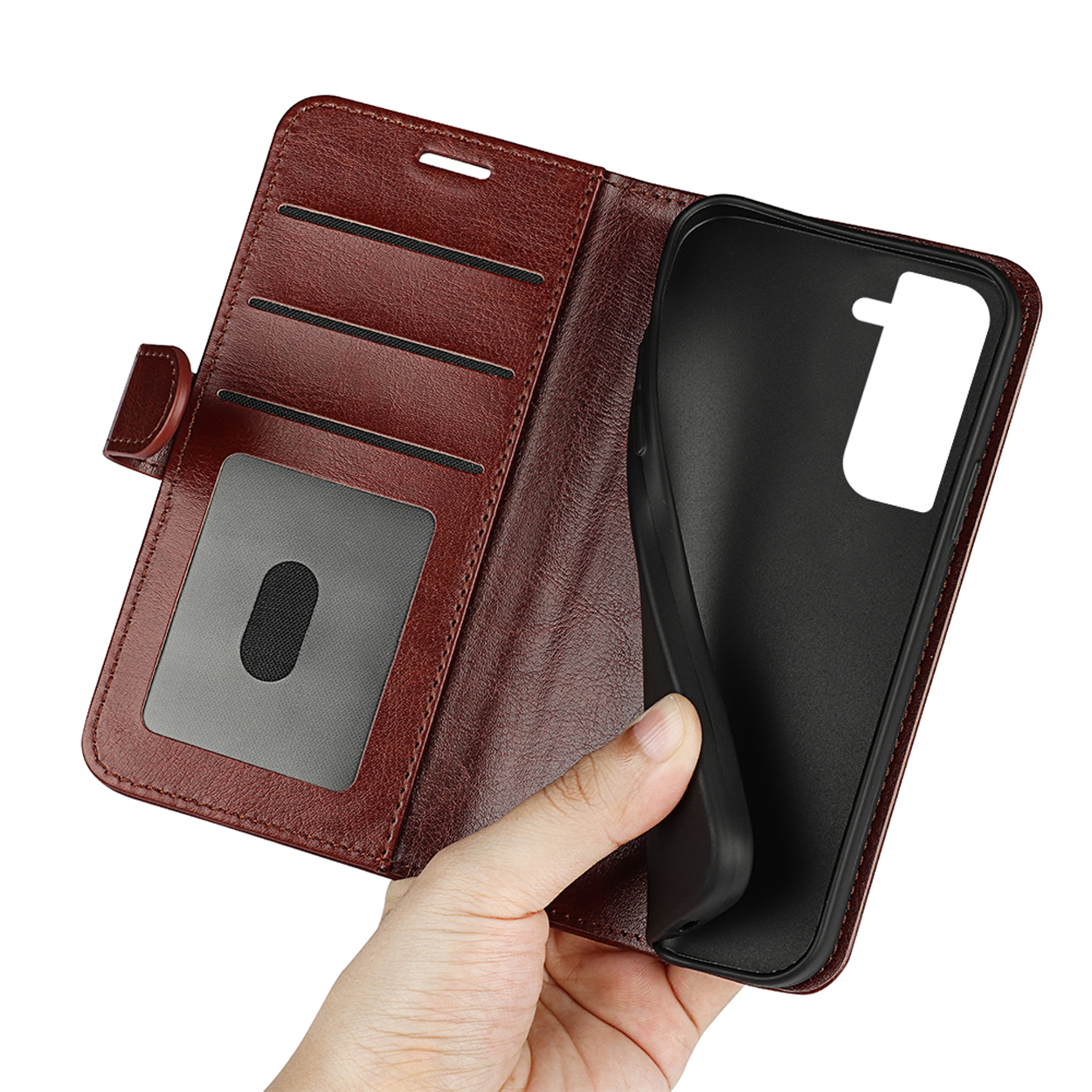 Un téléphone à l'intérieur d'un étui folio marron, montrant l'intérieur avec des fentes pour cartes et un téléphone.
