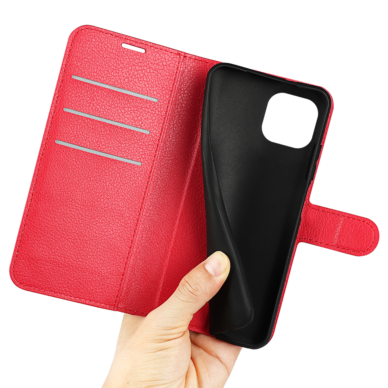 Rode leren telefoonhoes open, telefoon zichtbaar, hand houdt hem vast.