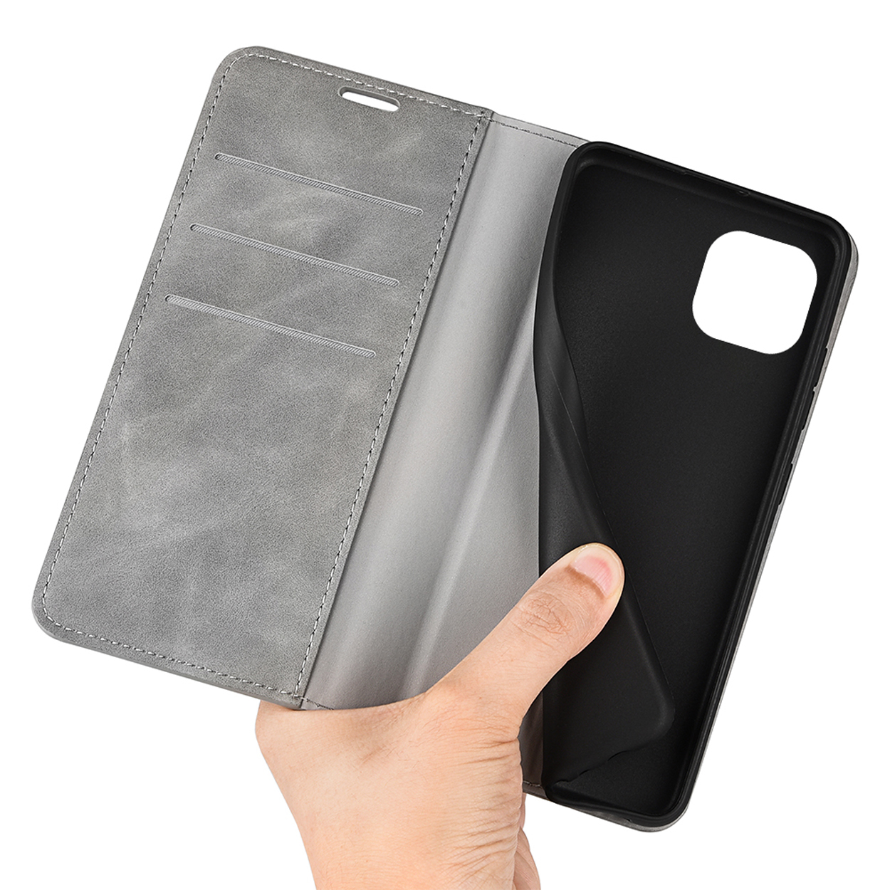 Hand die een grijze open telefoonhoes vasthoudt. De telefoon zit in de hoes op een witte achtergrond.