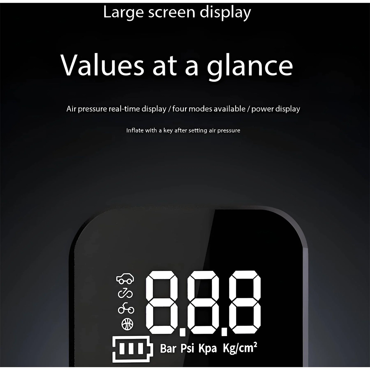 Nahaufnahme des Digitaldisplays mit weißen Zahlen und Symbolen, schwarzer Hintergrund, Marketingtext oben.