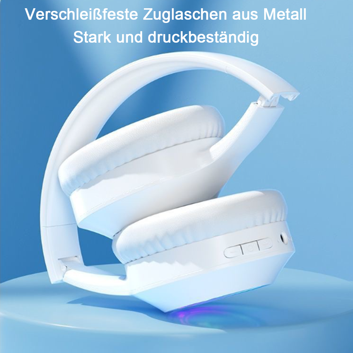 Weiße, faltbare Kopfhörer auf hellblauer Oberfläche, schräge Ansicht. Text: "Verschleißfeste Metalllaschen, stark und druckbeständig".