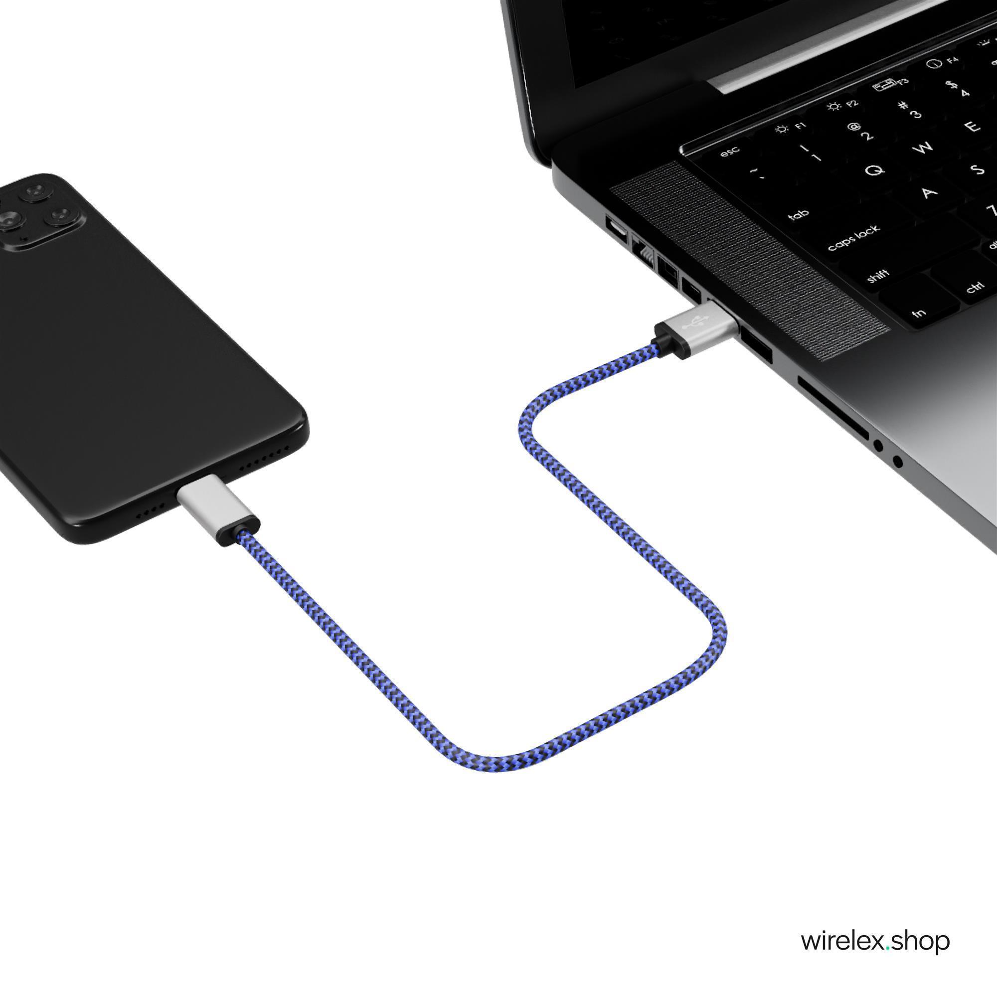 Ein schwarzes Telefon ist mit einem blau-weißen Ladekabel an einen Laptop angeschlossen.