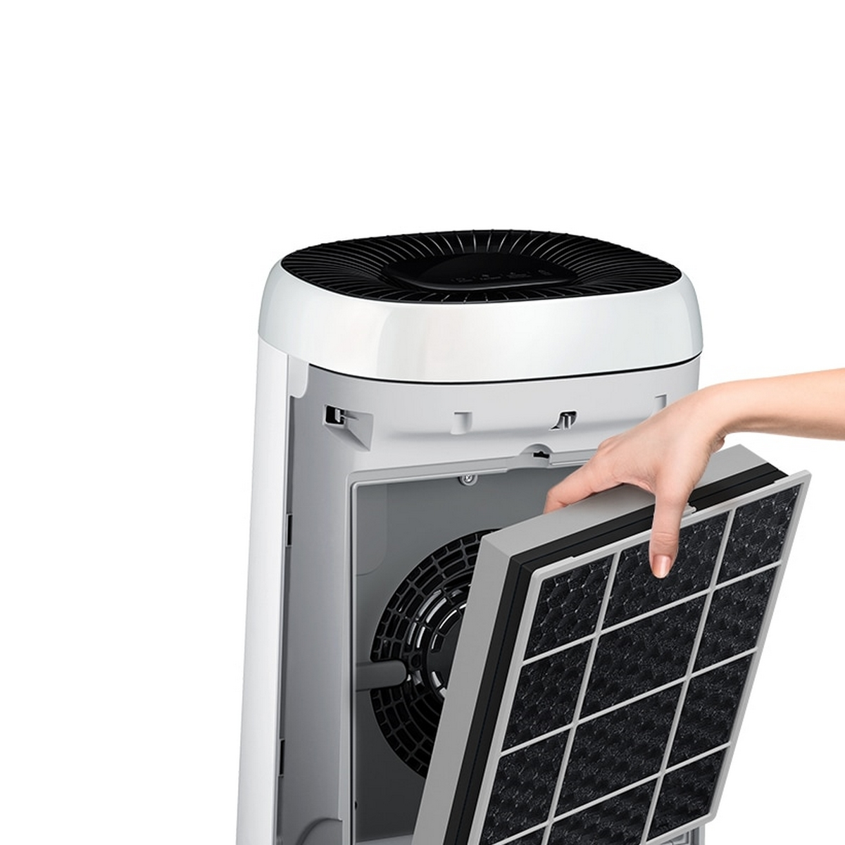 Ein Luftreiniger wird geöffnet, wodurch ein Filter sichtbar wird. Eine Hand entfernt den Filter aus dem Gerät.