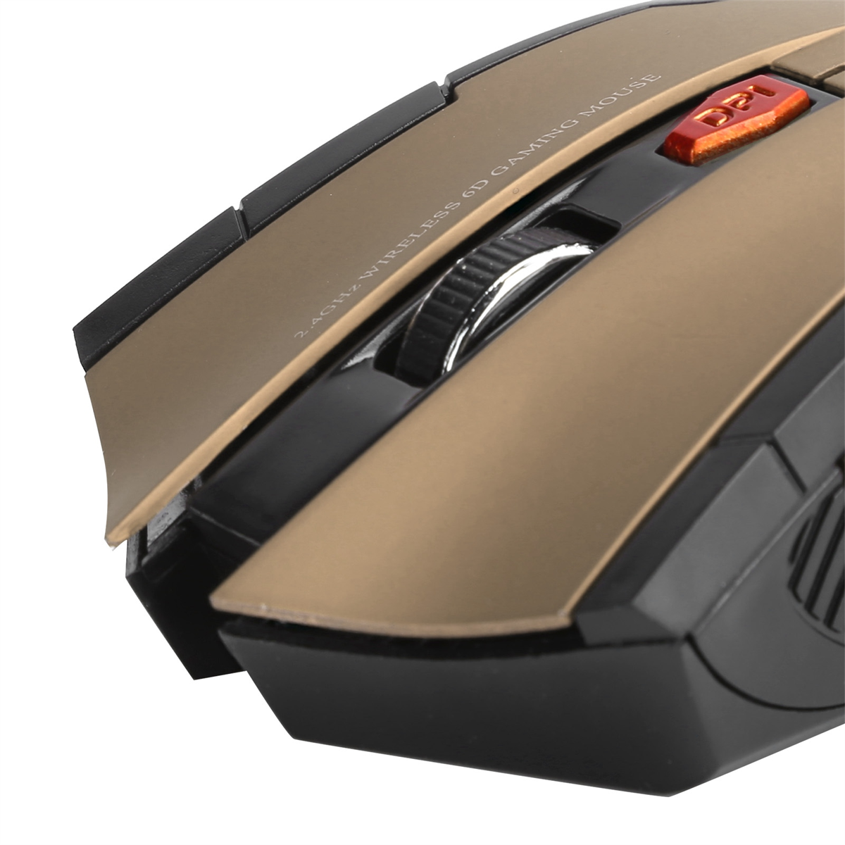 Nahaufnahme einer kabellosen Gaming-Maus. Sie hat eine braune Oberseite, schwarze Seiten und eine rote DPI-Taste.