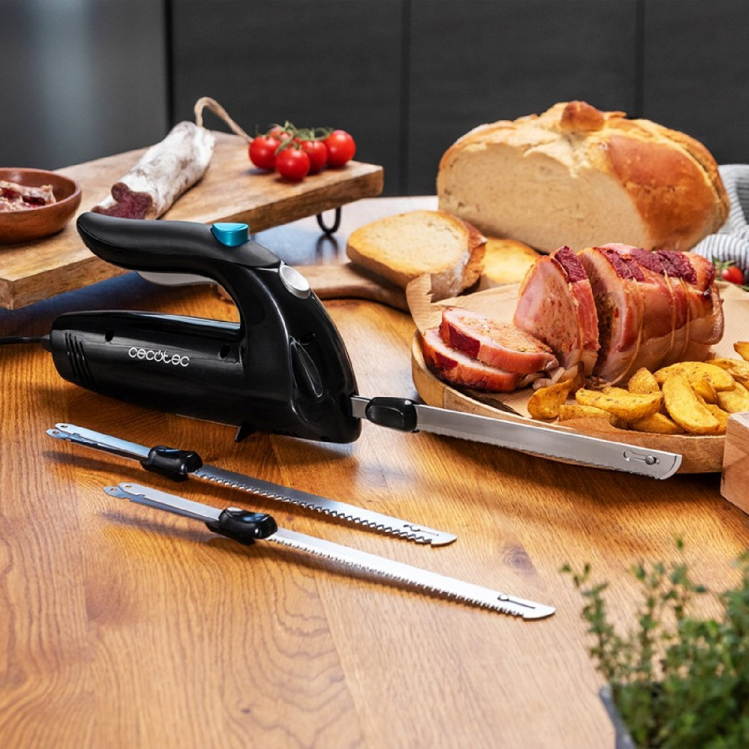 Cuchillo eléctrico negro con cuchillas. Sobre madera con pan, jamón y tomates. Otras cuchillas cerca.