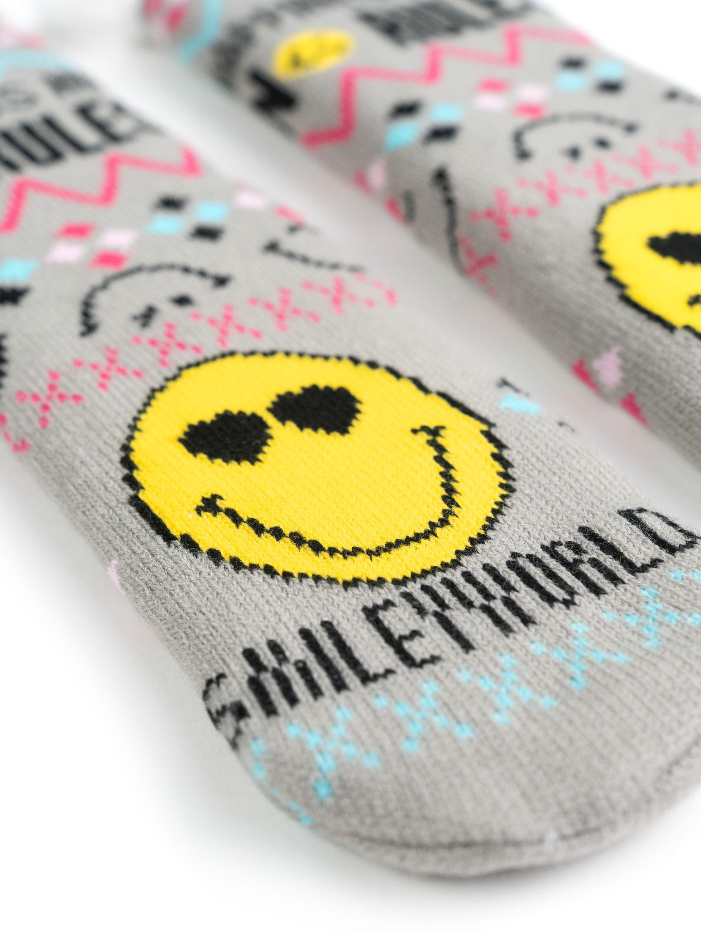 Ein Paar graue Socken mit einem Smiley und den Worten 'SMILEYWORLD'.
