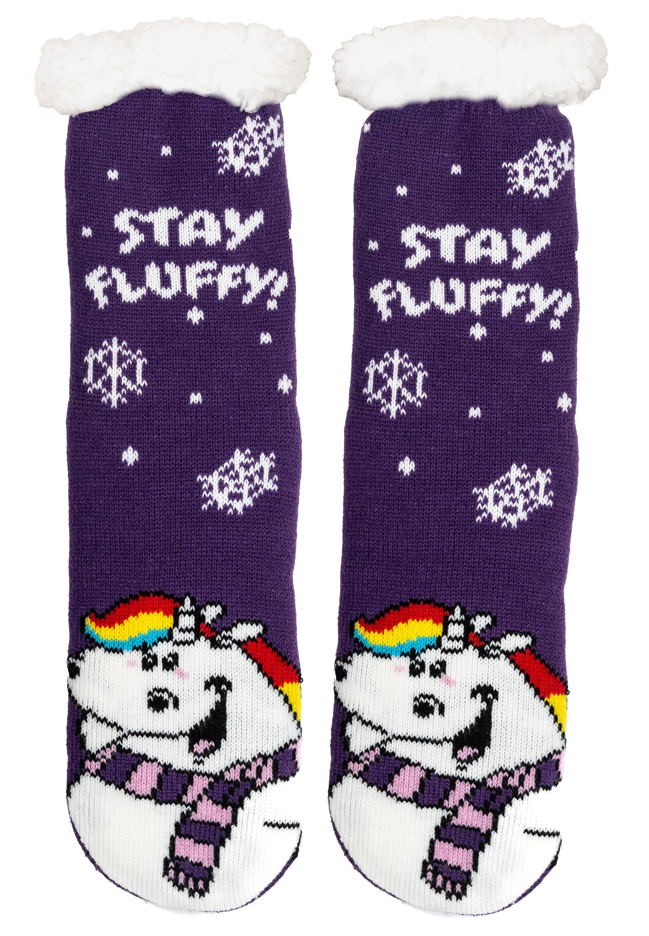 Paar lila Einhörner-Socken mit flauschigem weißem Besatz. Mit Einhörnern und Schneeflocken.