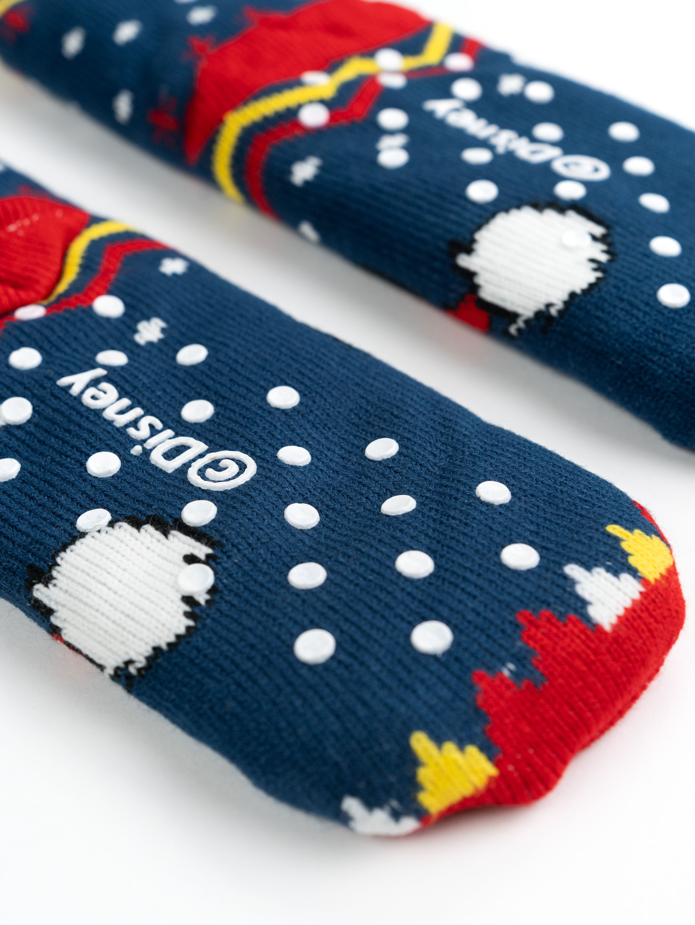Paar blaue Disney-Socken mit weißen Punkten und einem Disney-Charakter-Design. Rote und gelbe Details.