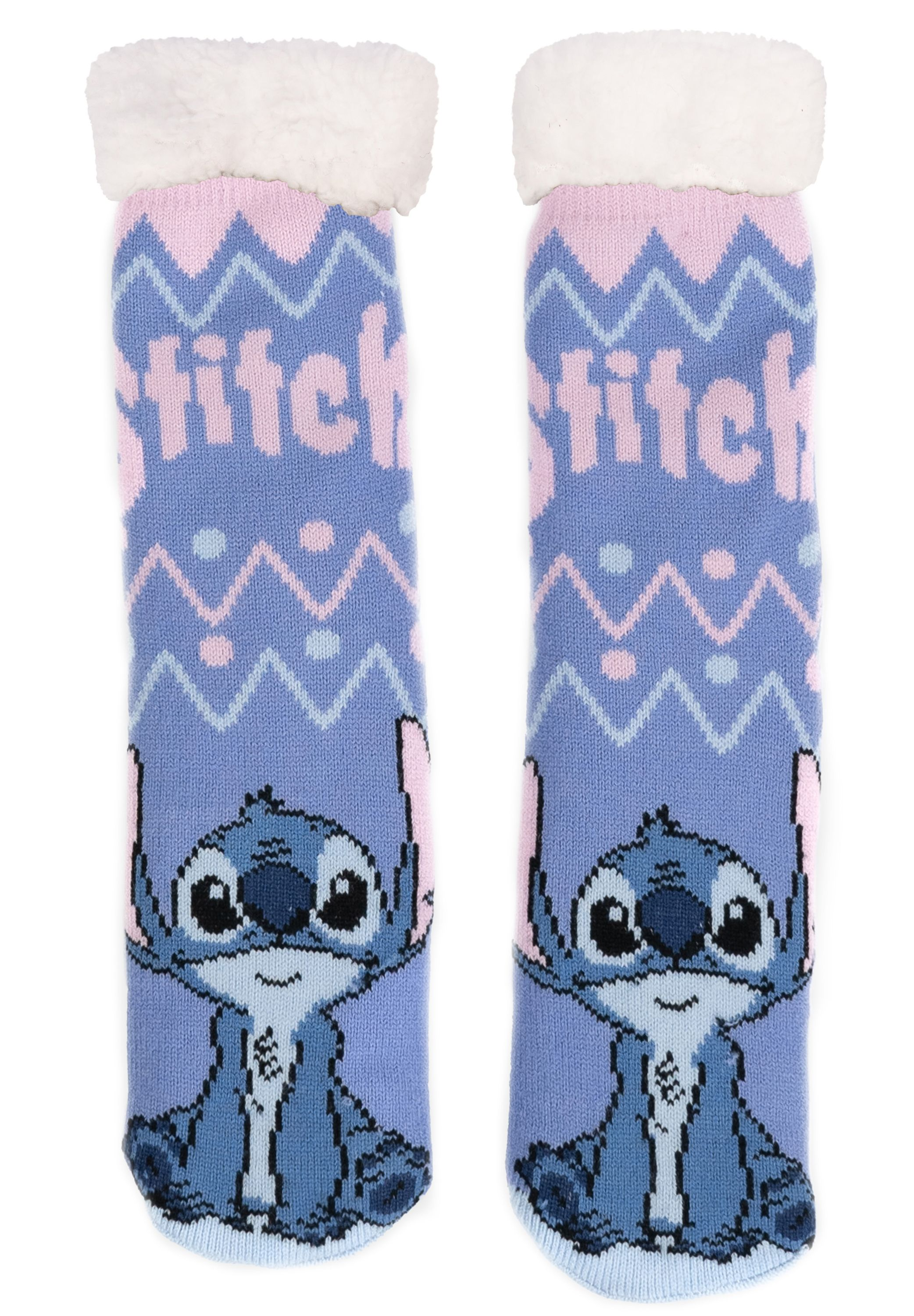 Paar blaue Stitch-Socken. Stitchs Gesicht ist darauf. Weißes flauschiges Material oben.