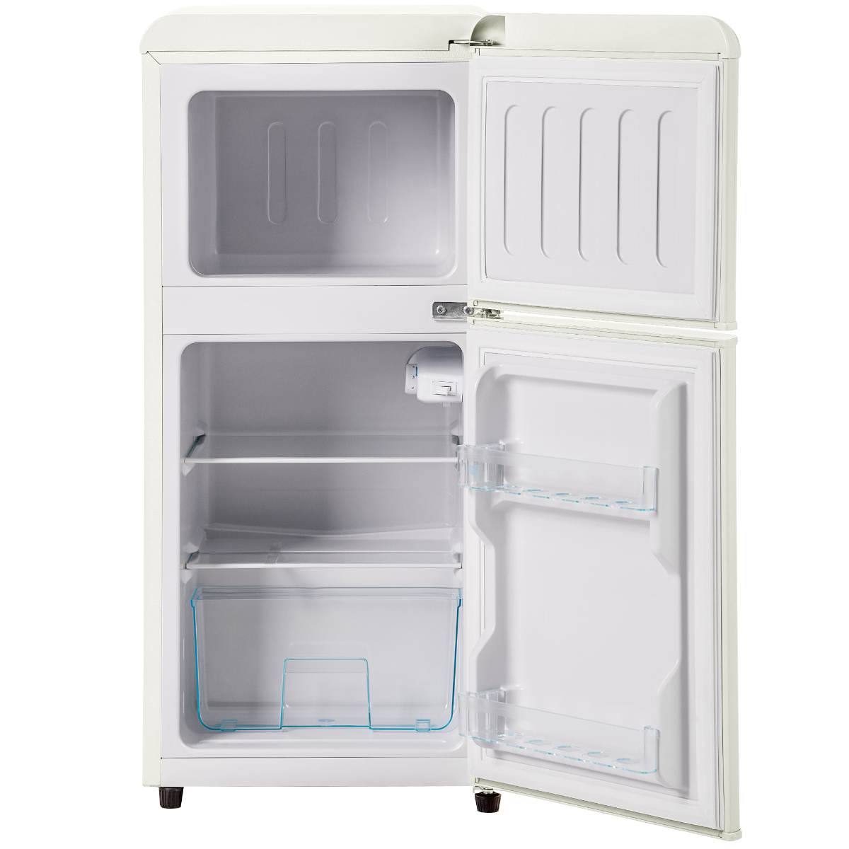 Weißer Kühlschrank im Retro-Stil, geöffnet. Innenraum mit Regalen und einer blauen Schublade.