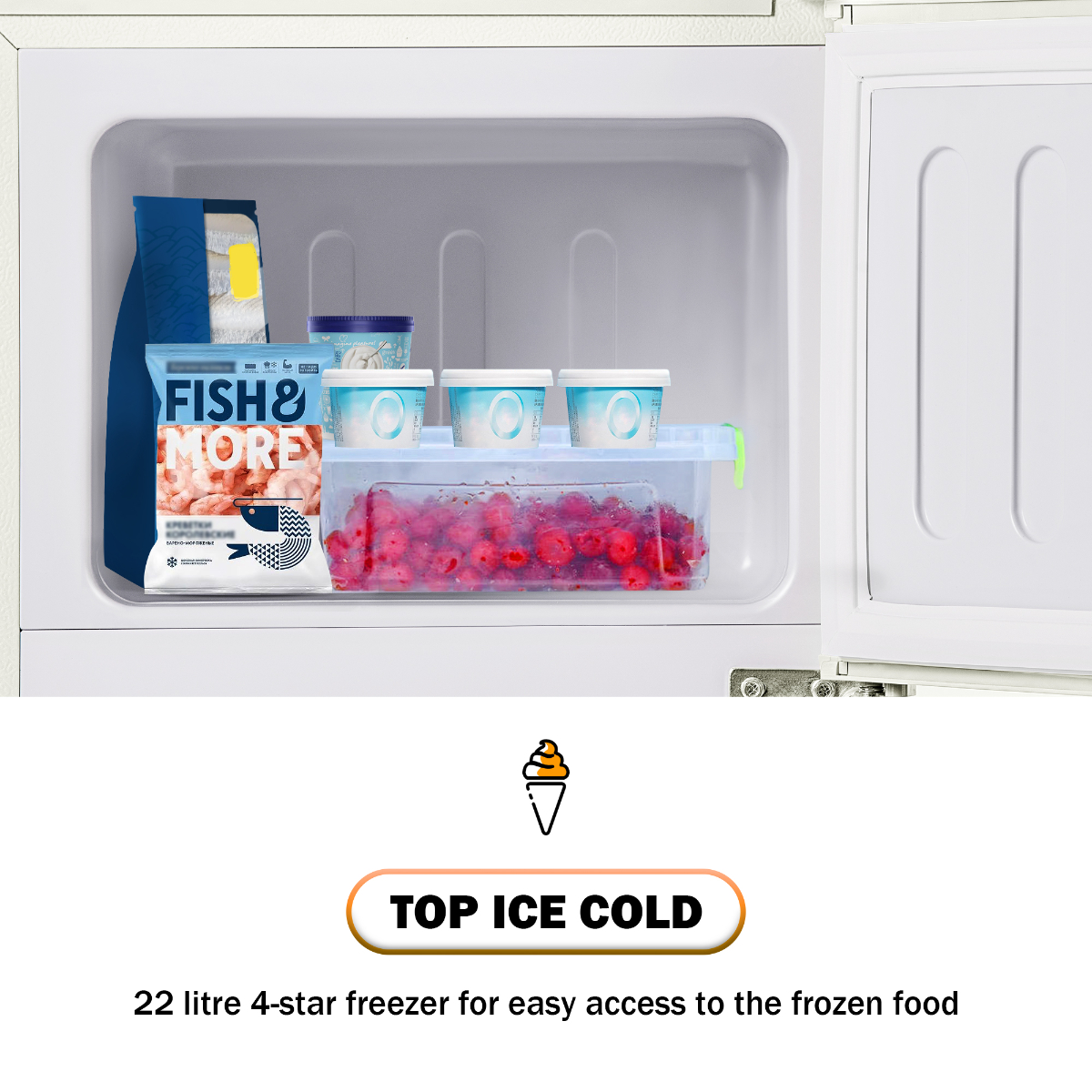 Offener Gefrierschrank mit Tiefkühlkost. 'Fish & More'-Beutel, Behälter und rote Beeren.