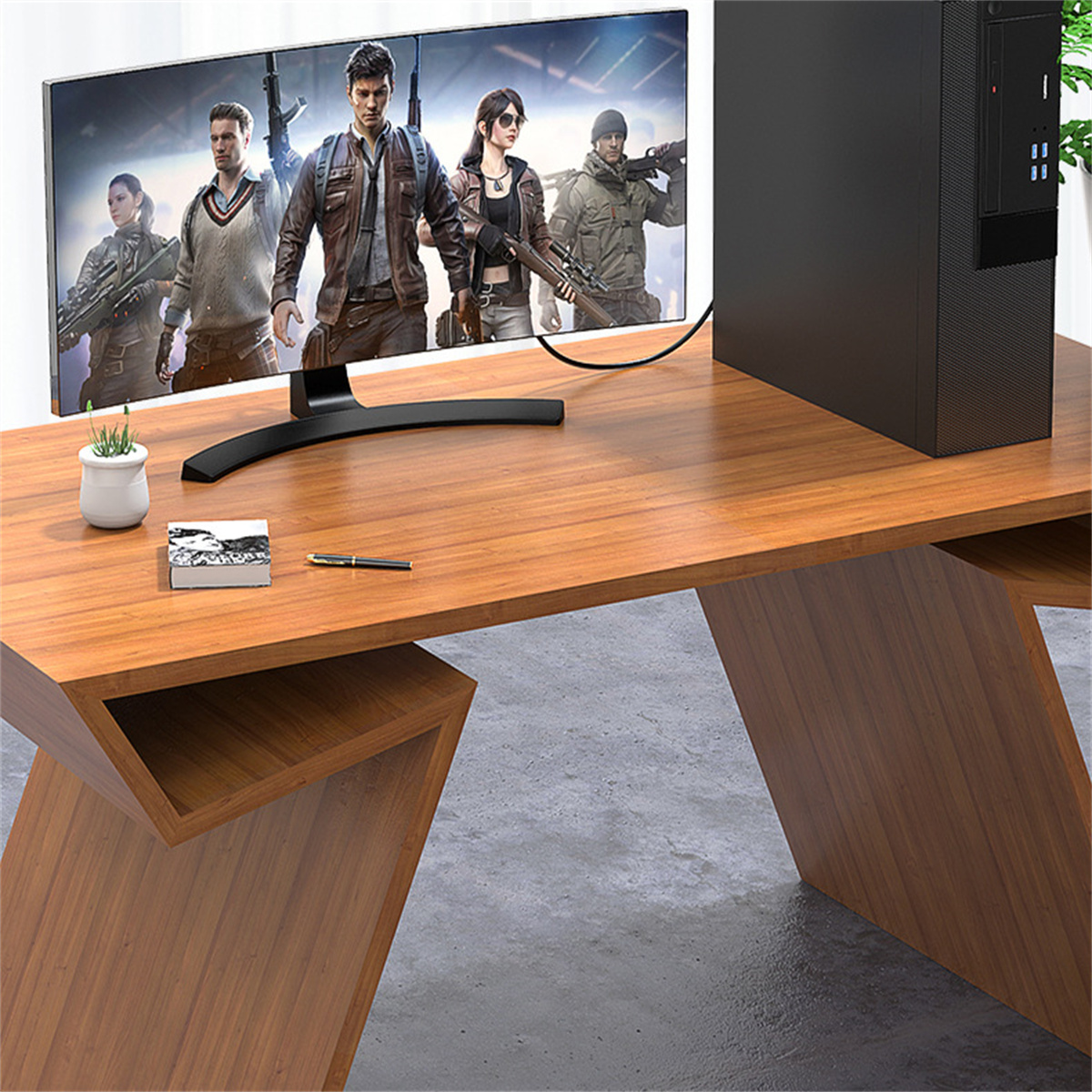 Holzschreibtisch mit Monitor, der eine Spielszene zeigt. PC-Tower rechts.