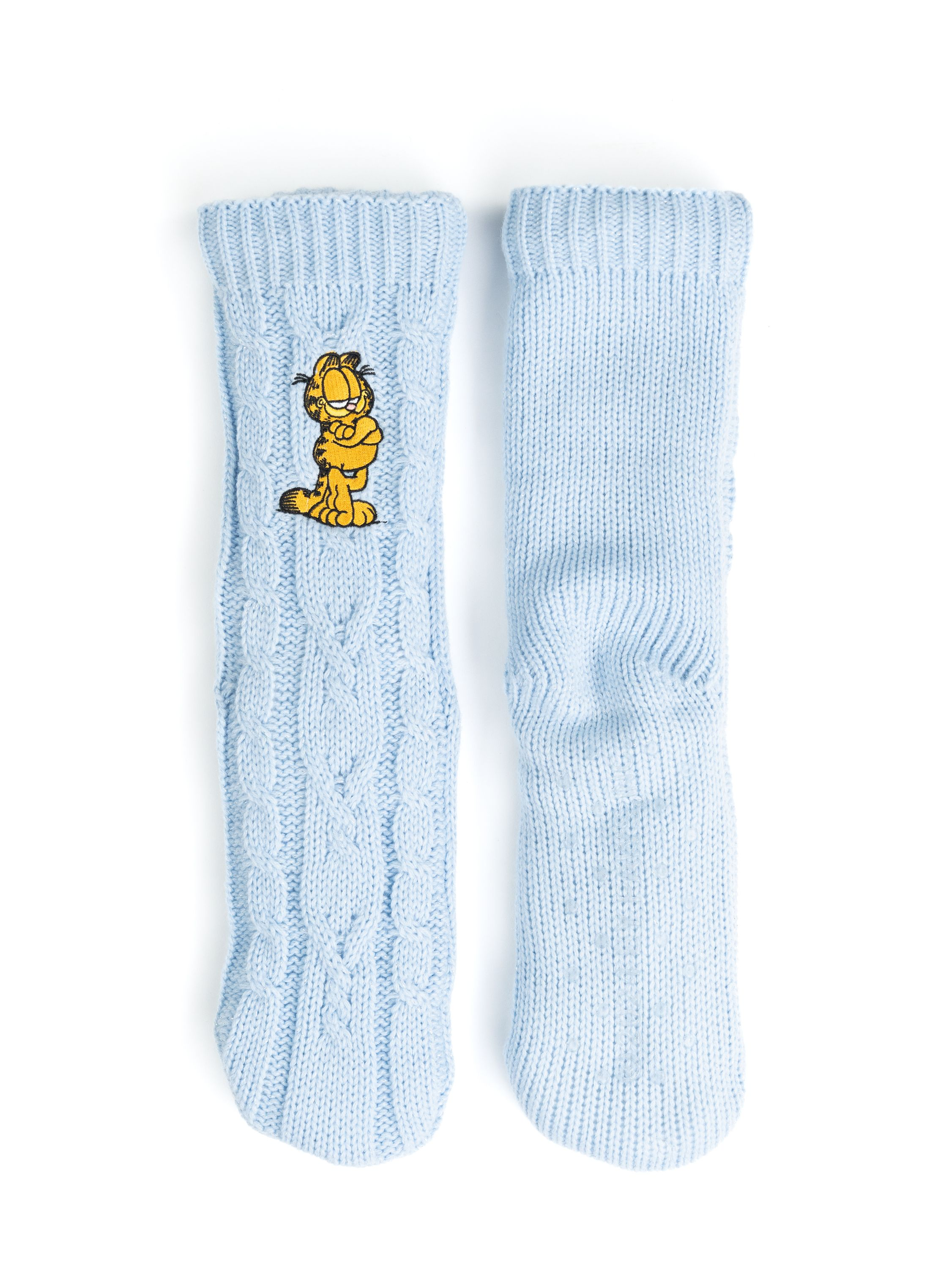 Zwei hellblaue Socken mit einer Garfield-Figur auf einer Socke, auf weißem Hintergrund.