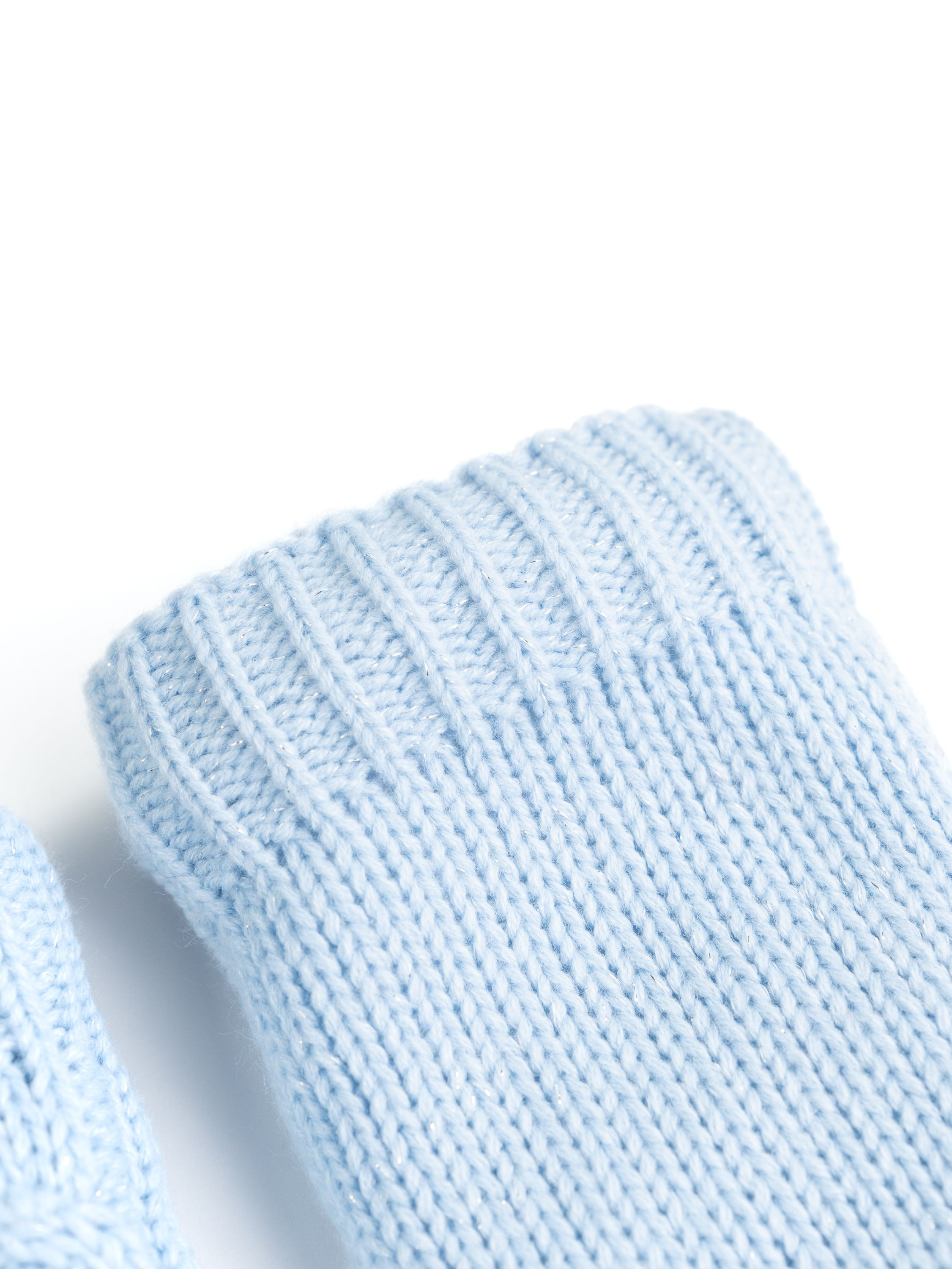 Nahaufnahme von hellblauem Strickstoff, möglicherweise die Manschette eines Ärmels oder einer Socke.